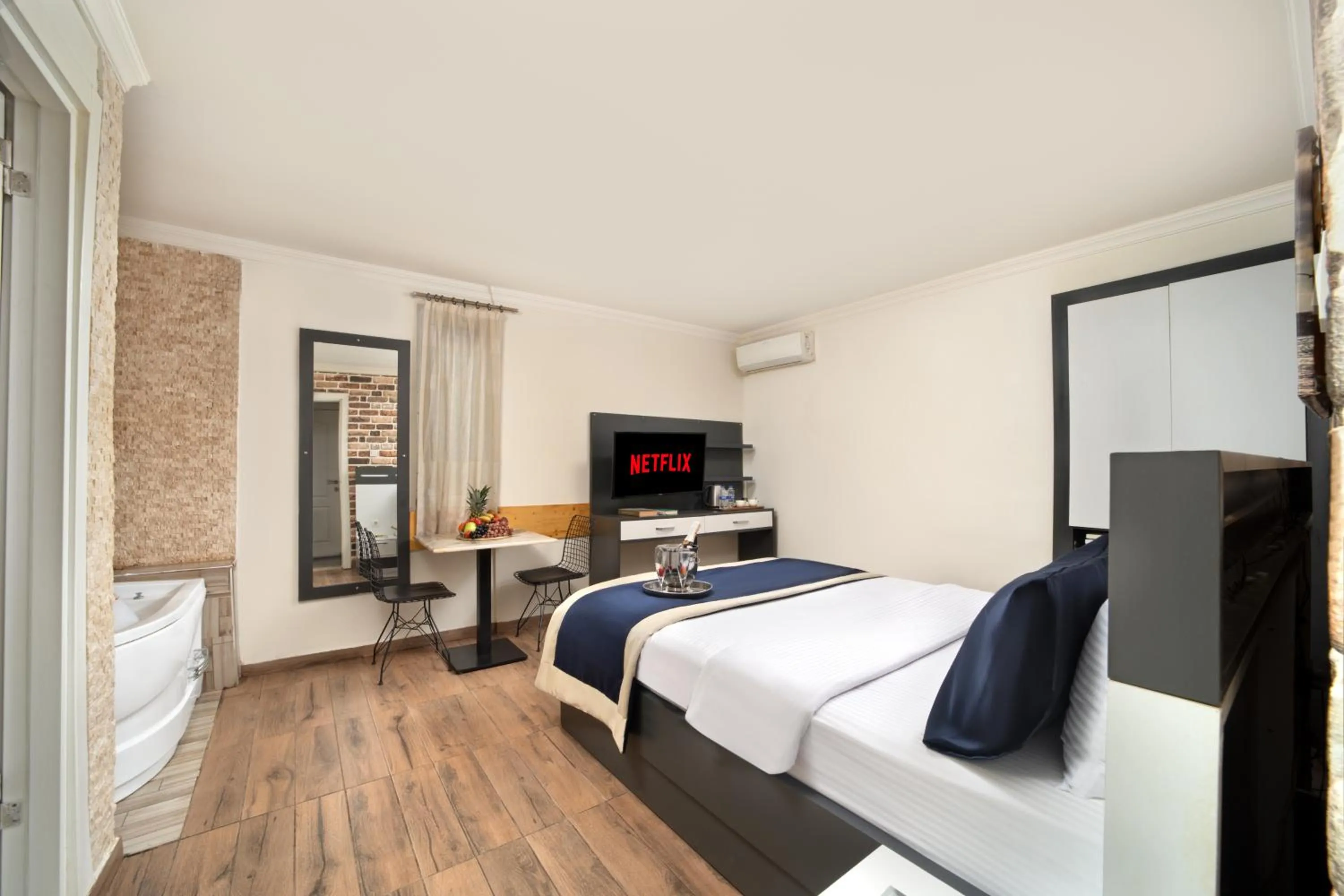 TV and multimedia, Bed in İstanbul Hotel & Suites