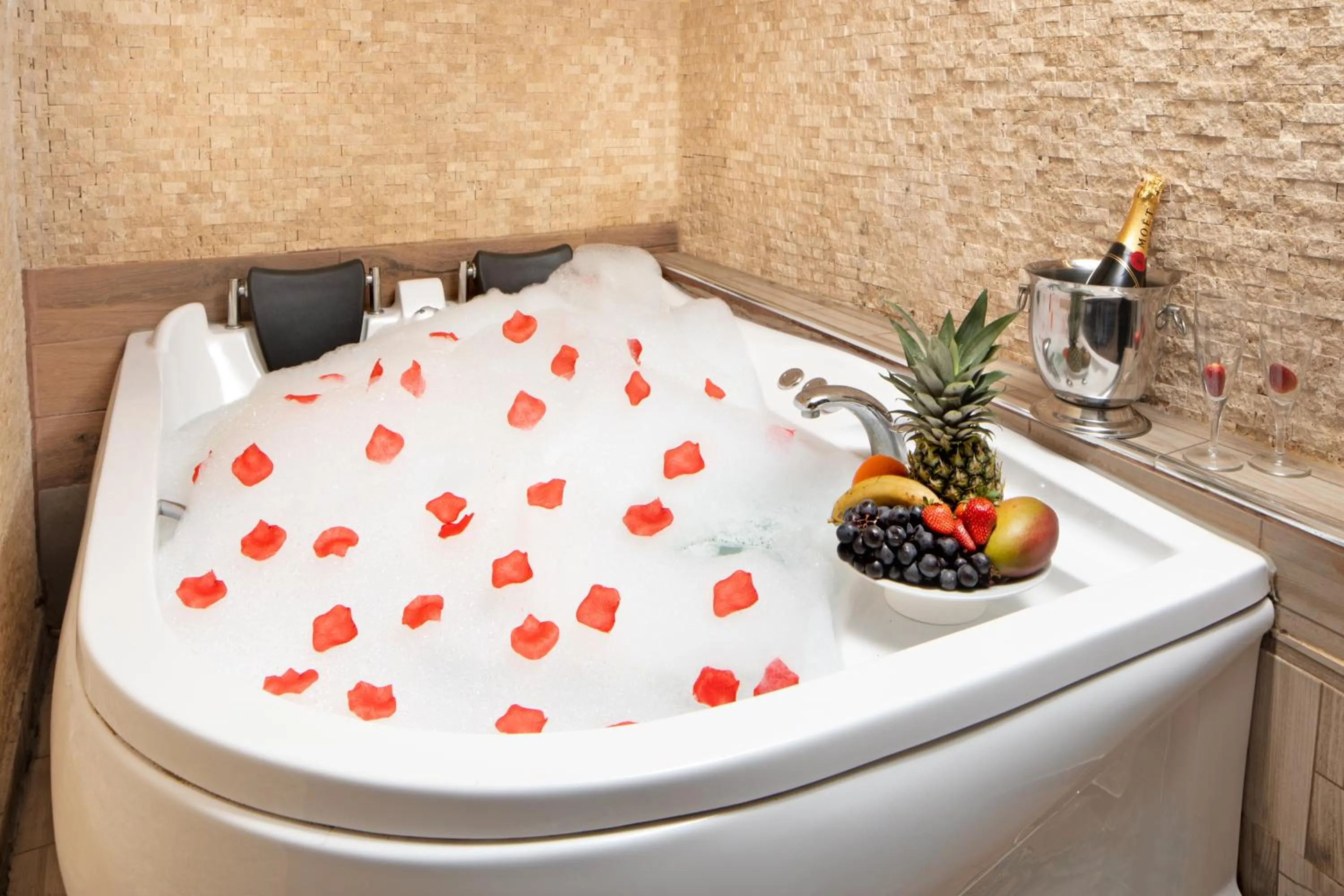 Hot Tub in İstanbul Hotel & Suites