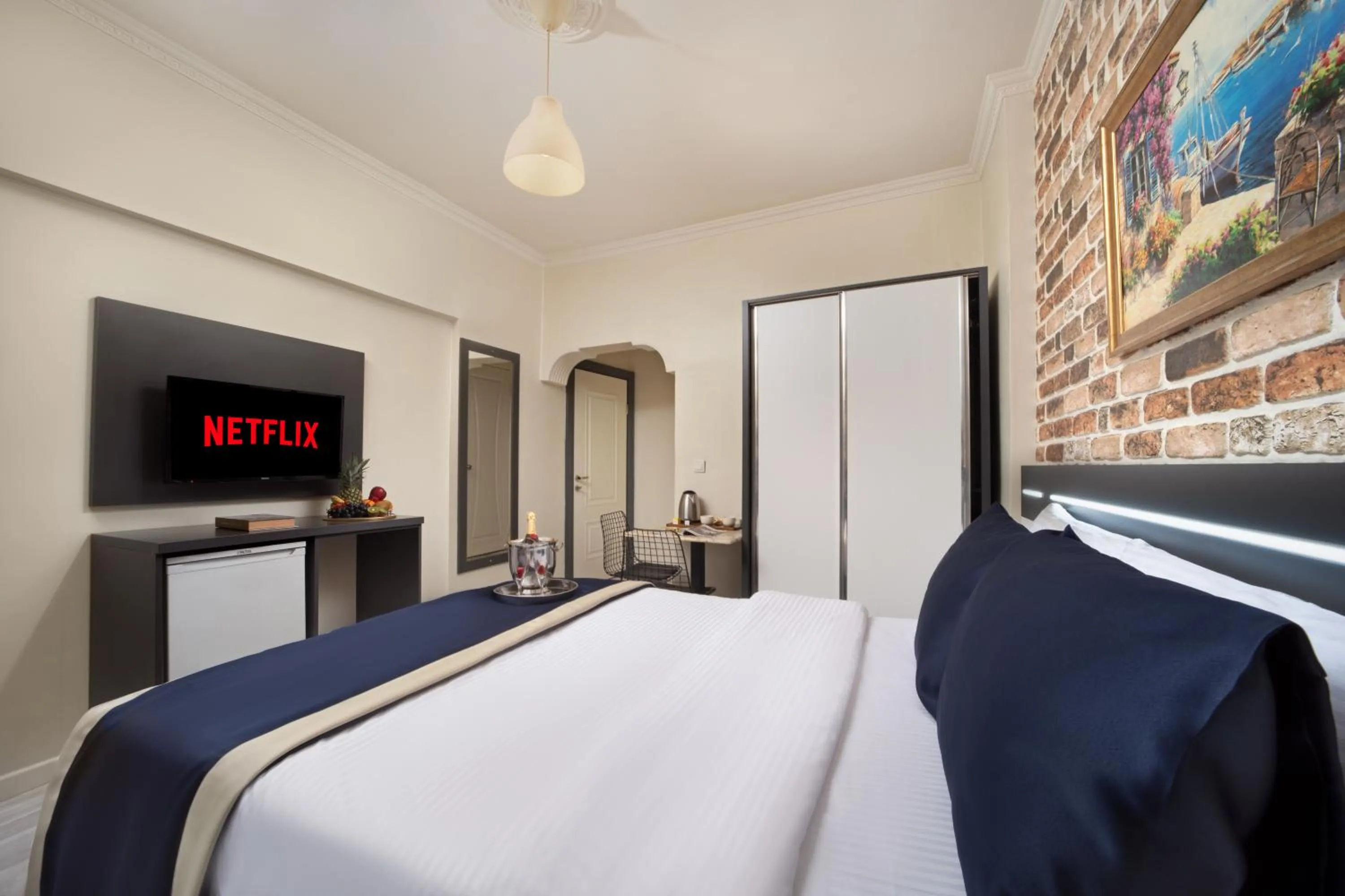 TV and multimedia, Bed in İstanbul Hotel & Suites