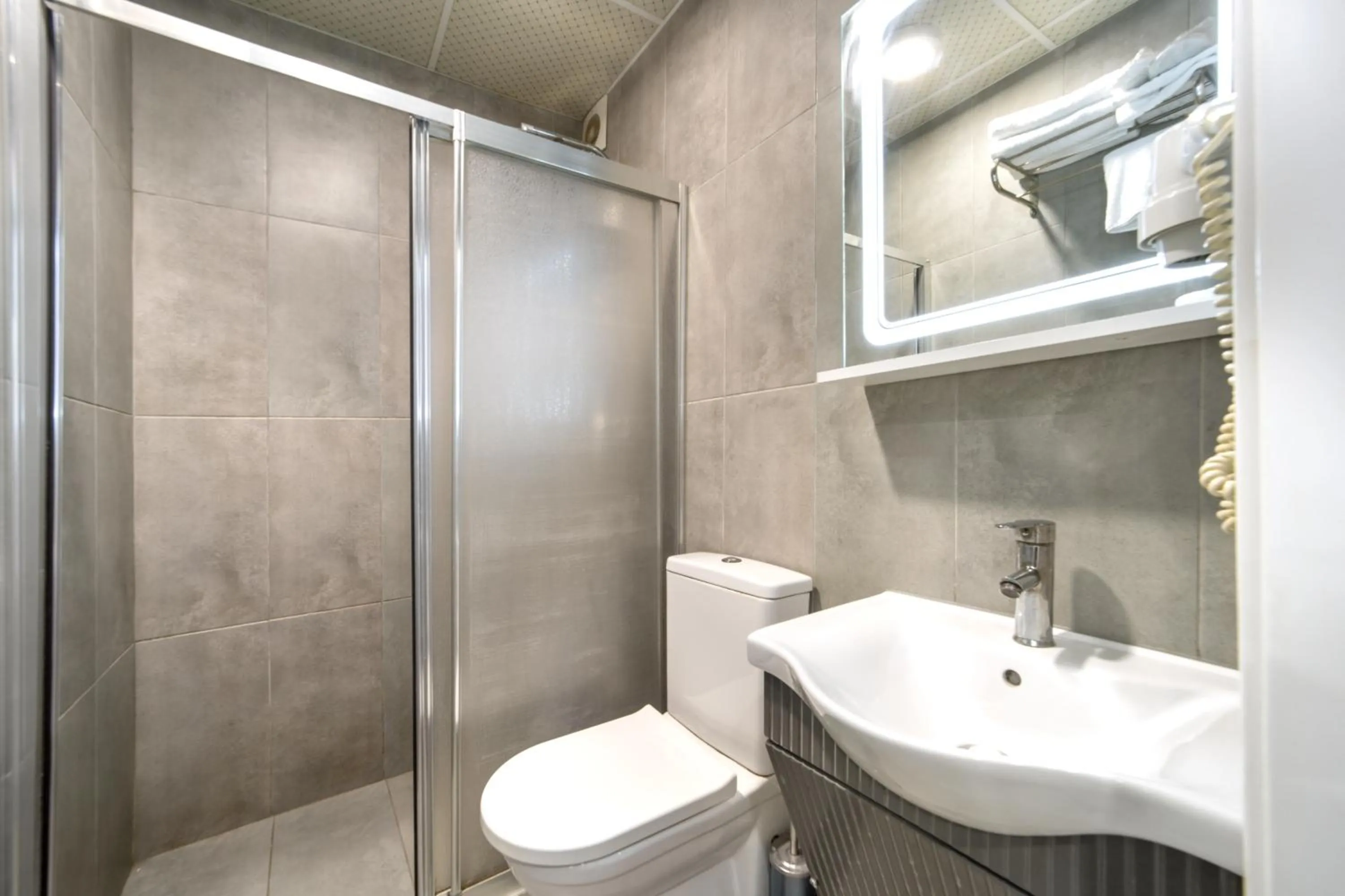 Shower in İstanbul Hotel & Suites