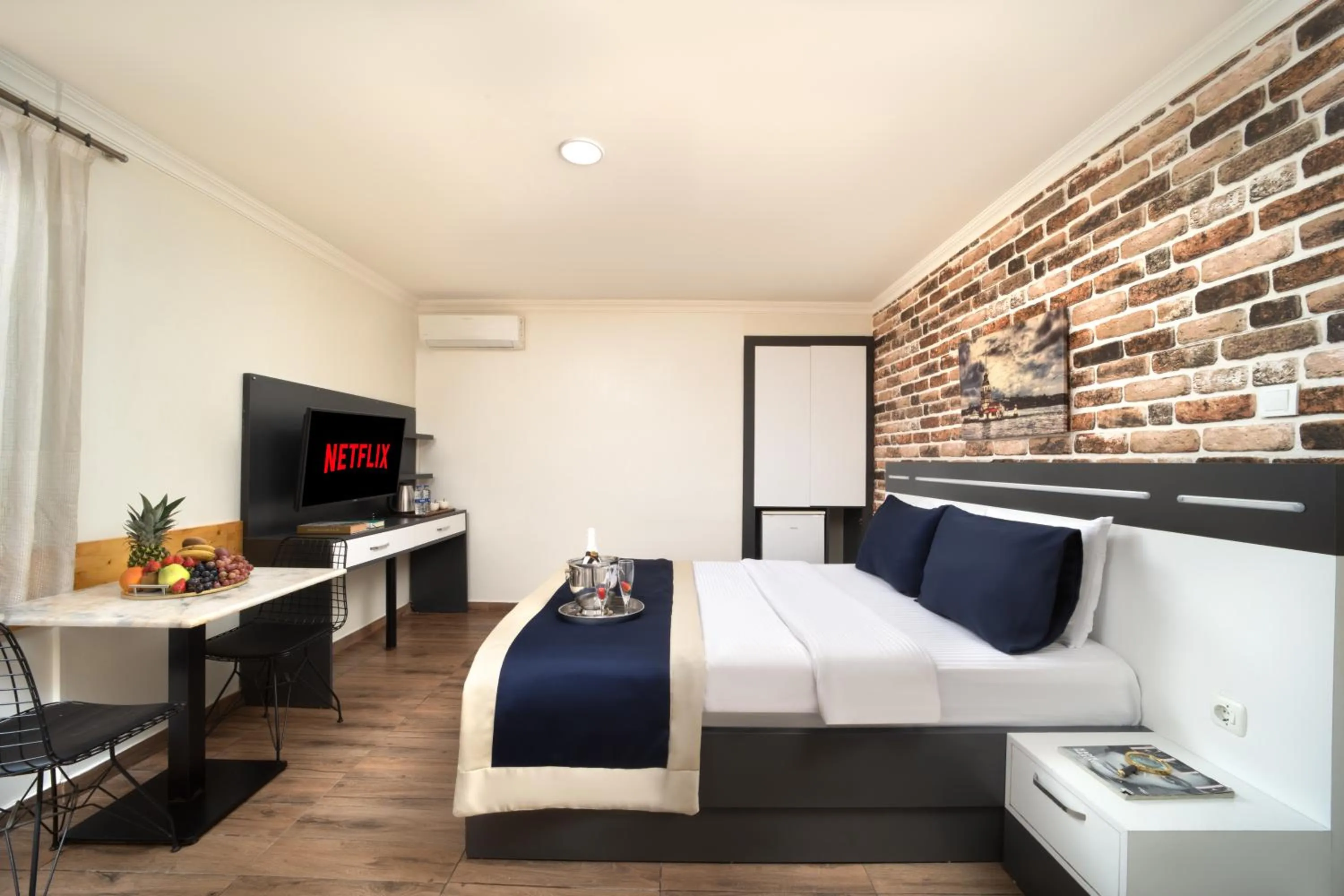 Photo of the whole room, Bed in İstanbul Hotel & Suites