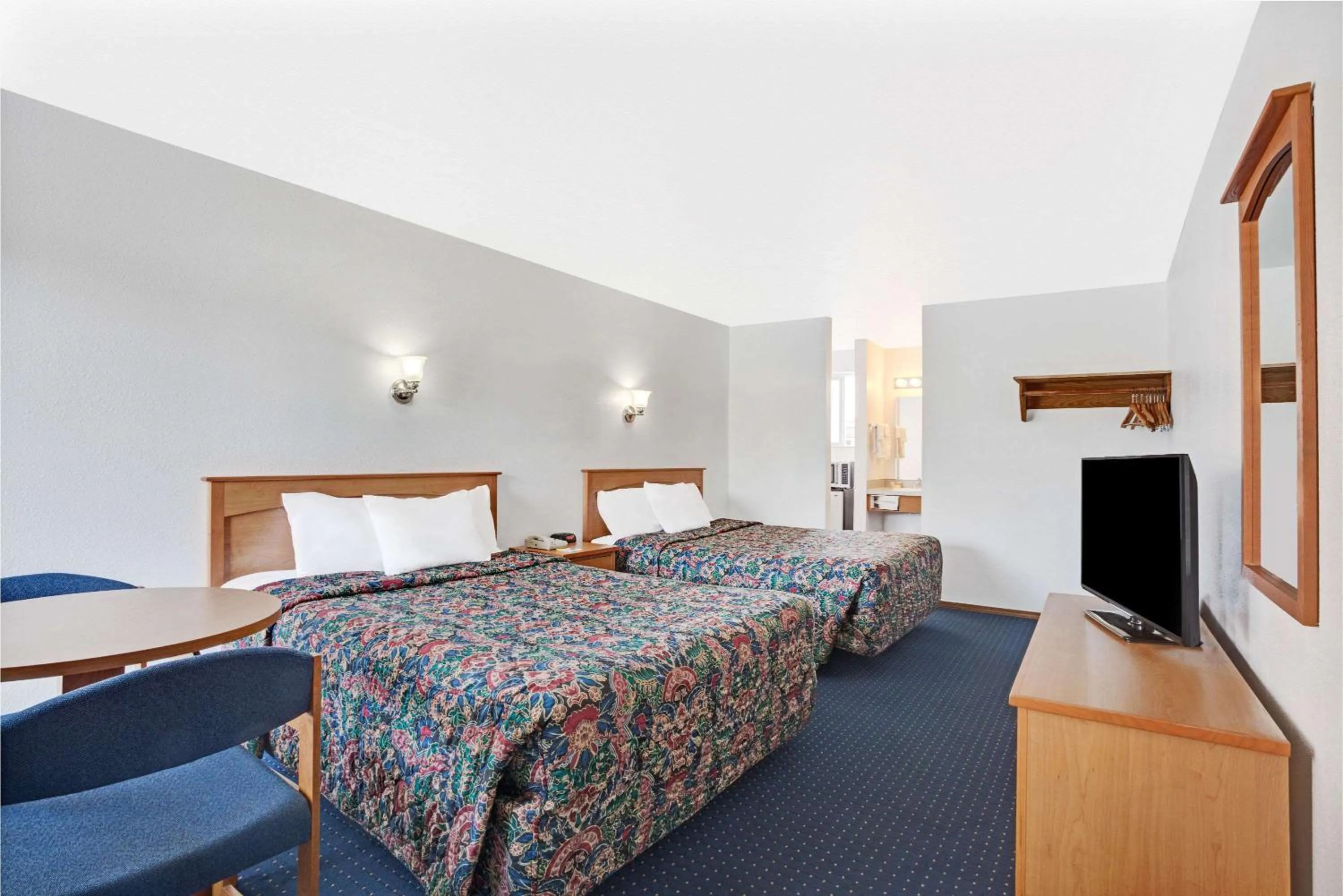 Photo of the whole room, Bed in Days Inn by Wyndham Seattle North of Downtown