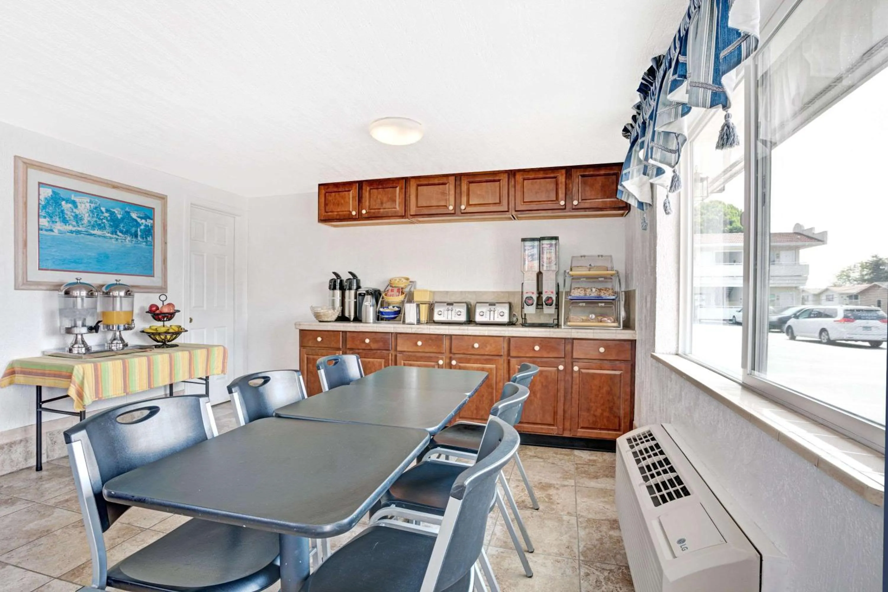 Restaurant/places to eat in Days Inn by Wyndham Seattle North of Downtown