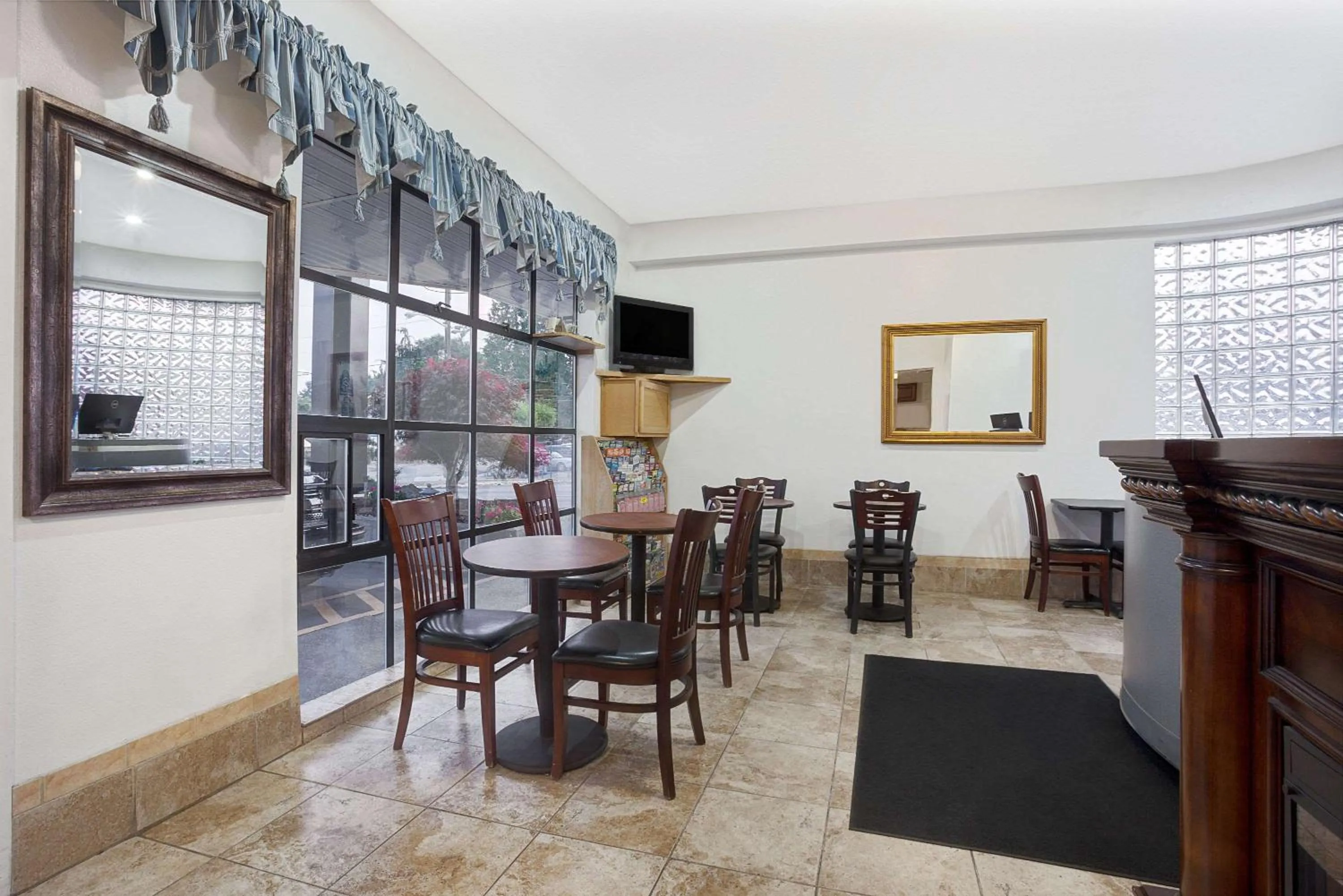 Restaurant/places to eat in Days Inn by Wyndham Seattle North of Downtown