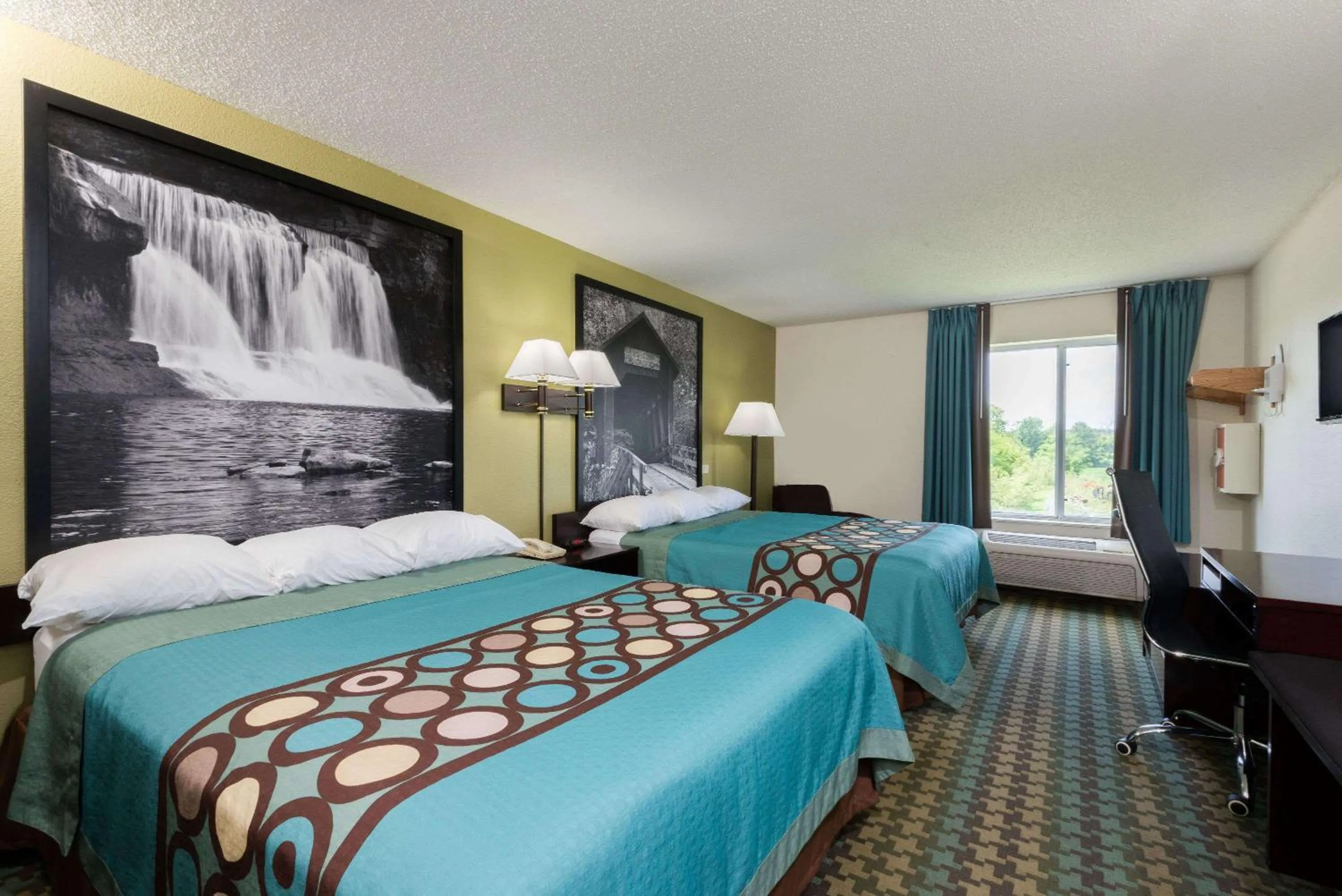 Photo of the whole room, Bed in Super 8 by Wyndham Cloverdale IN