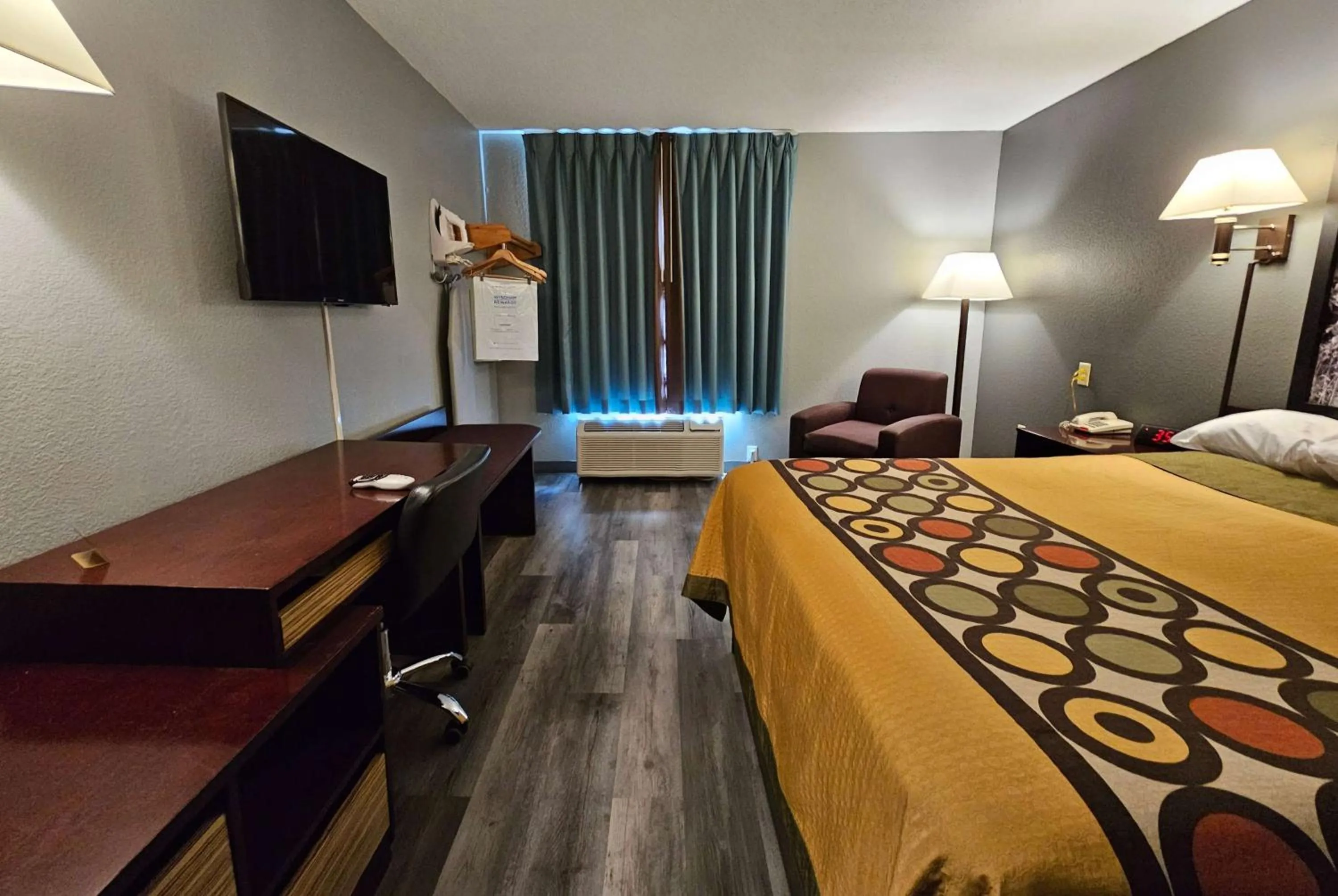 Photo of the whole room, Bed in Super 8 by Wyndham Cloverdale IN