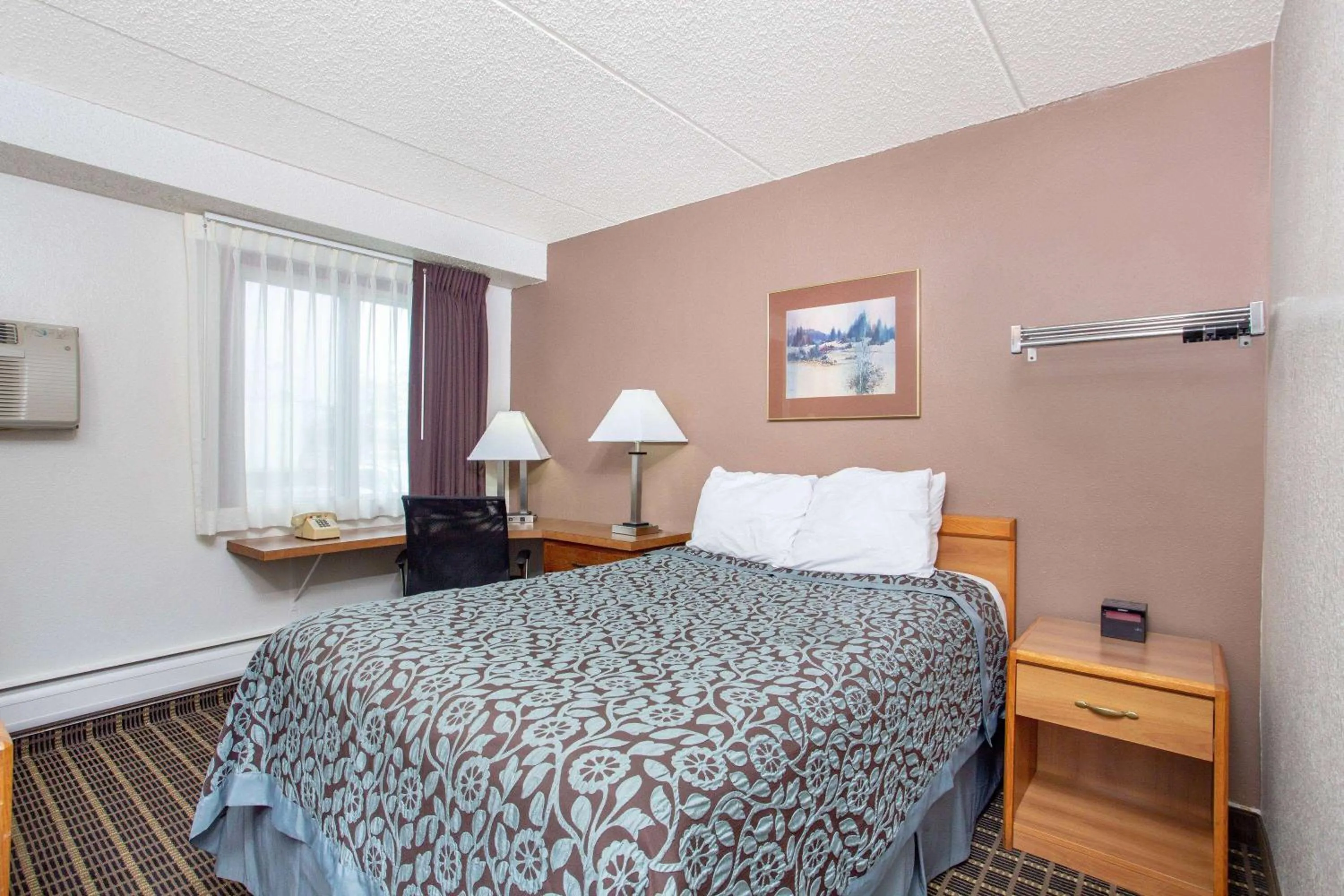 Photo of the whole room, Bed in Days Inn by Wyndham Fond du Lac