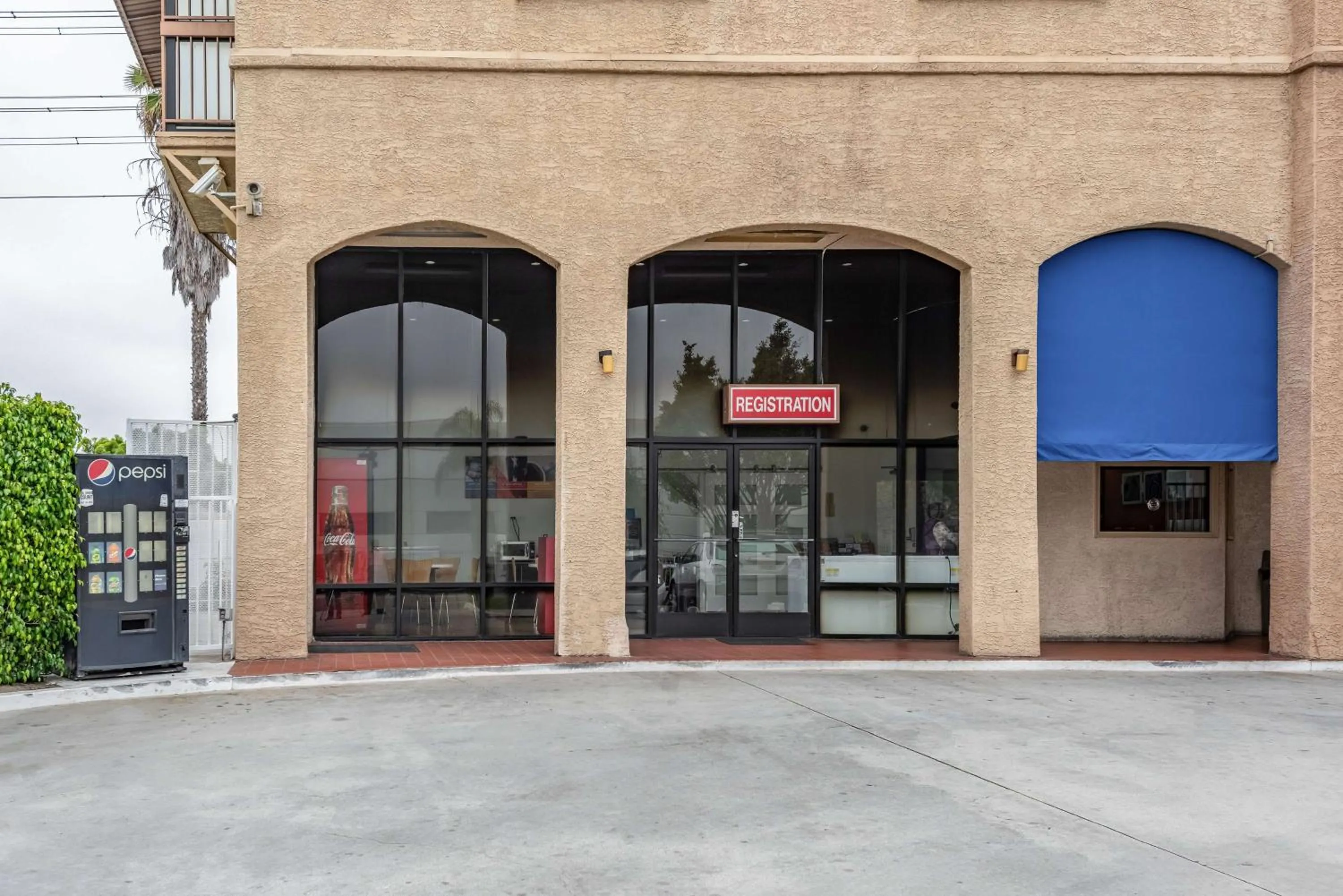 Property building in Motel 6-Gardena, CA - South