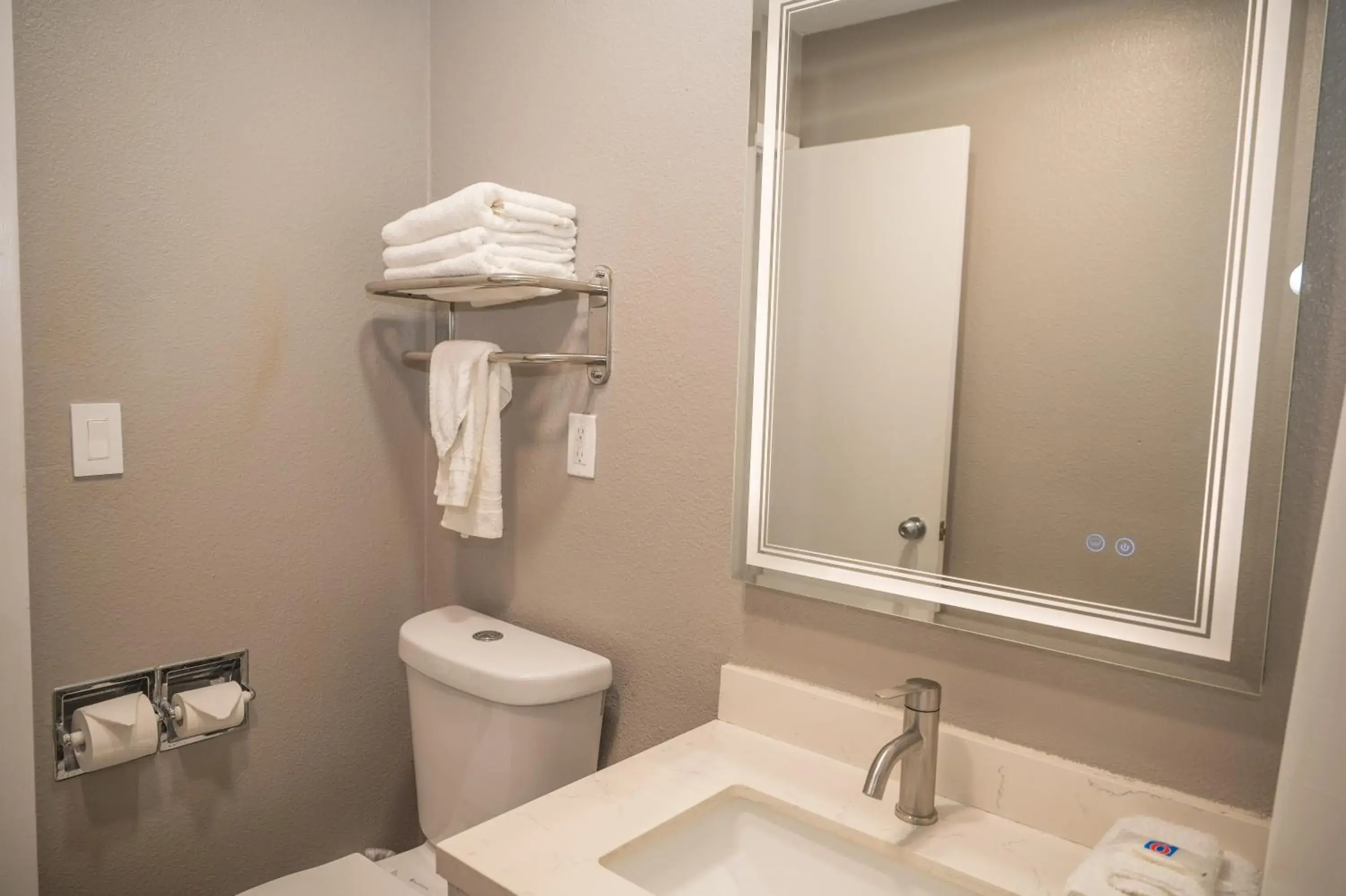 King Room with Roll-in Shower - Disability Access - Non-Smoking in Motel 6 Soledad, CA King Room with Roll-in Shower - Disability Access - Non-Smoking in Motel 6 Soledad, CA