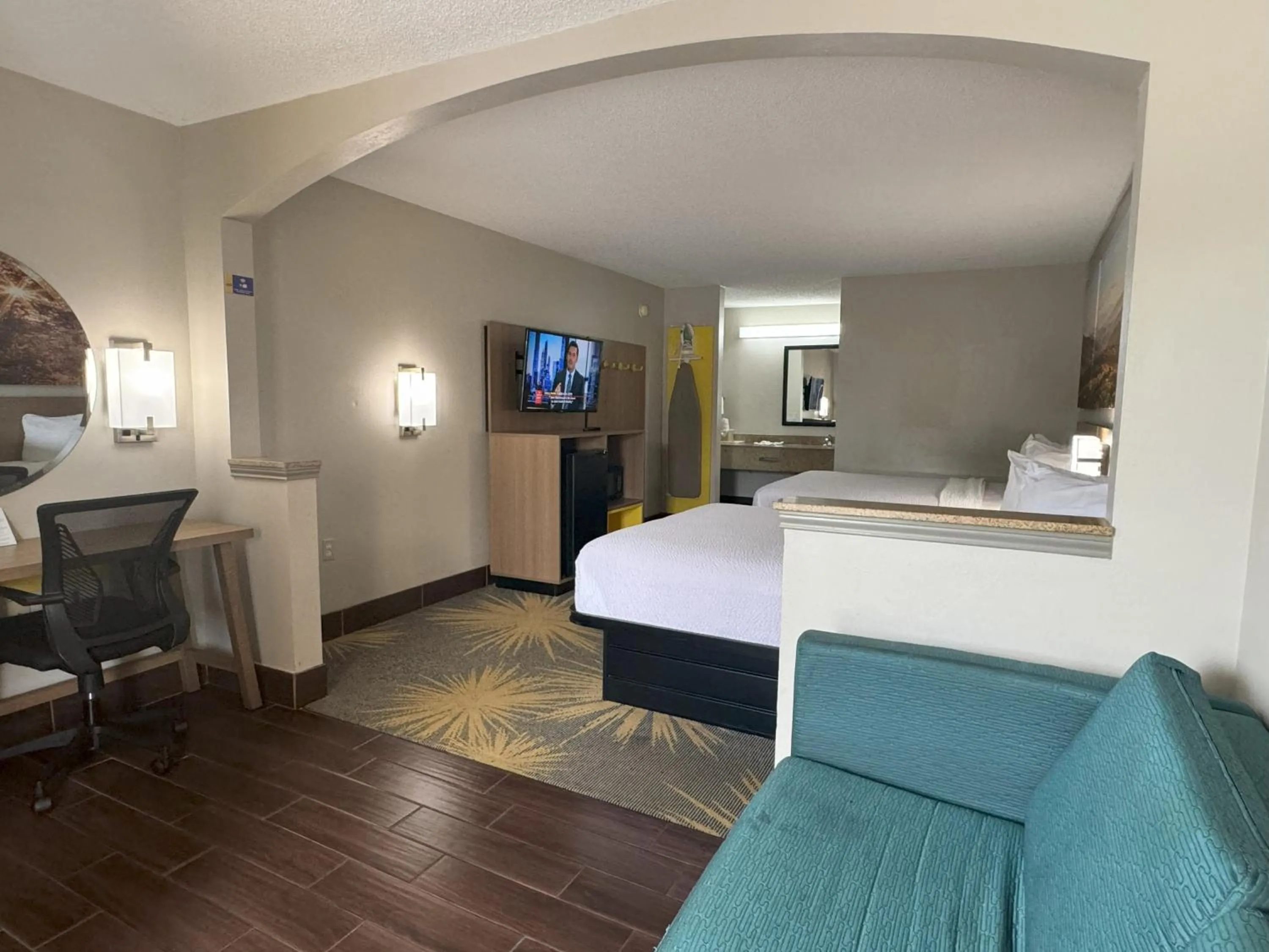 Bed in Days Inn & Suites by Wyndham Tuscaloosa - Univ. of Alabama