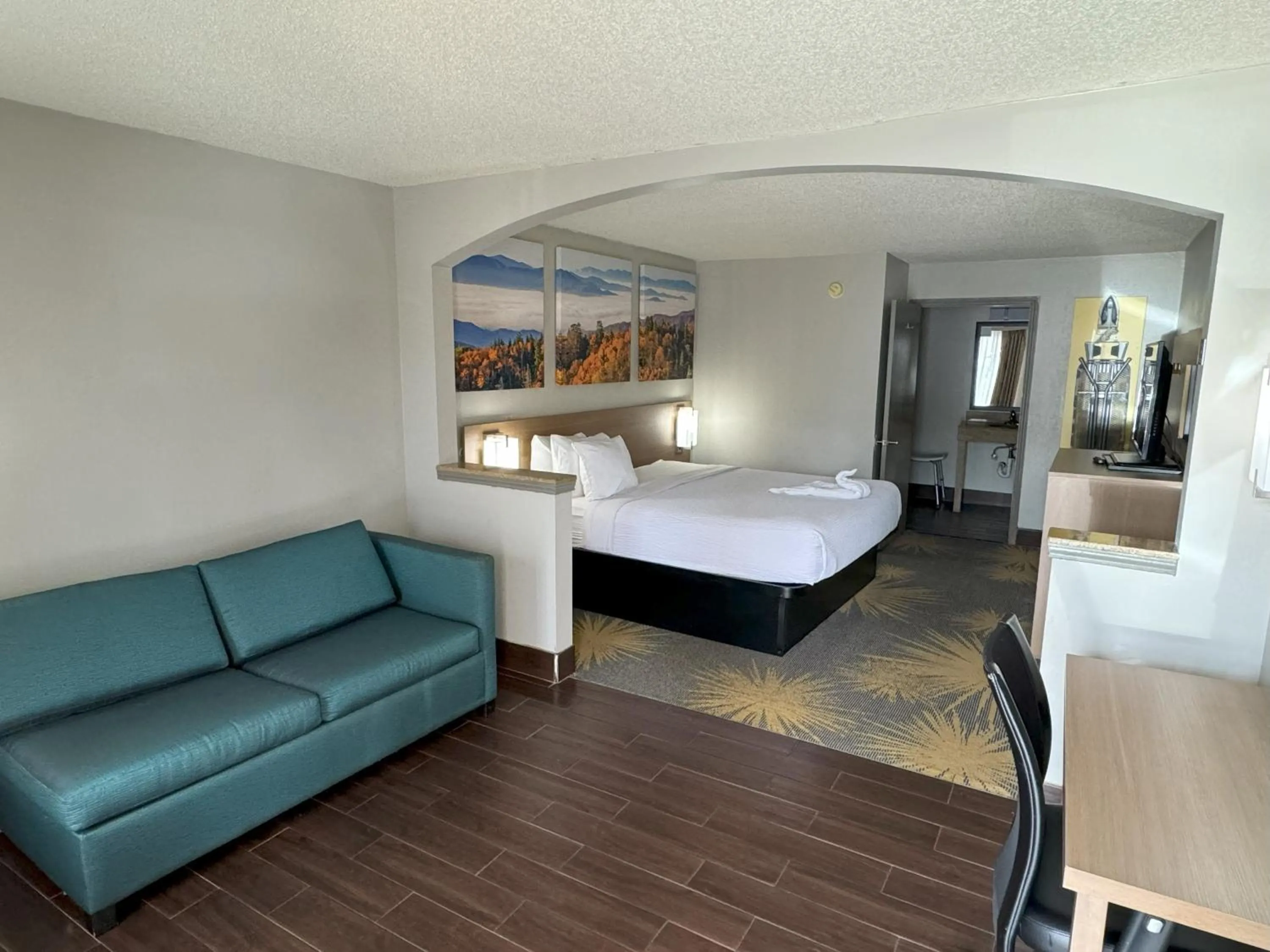 Bed in Days Inn & Suites by Wyndham Tuscaloosa - Univ. of Alabama