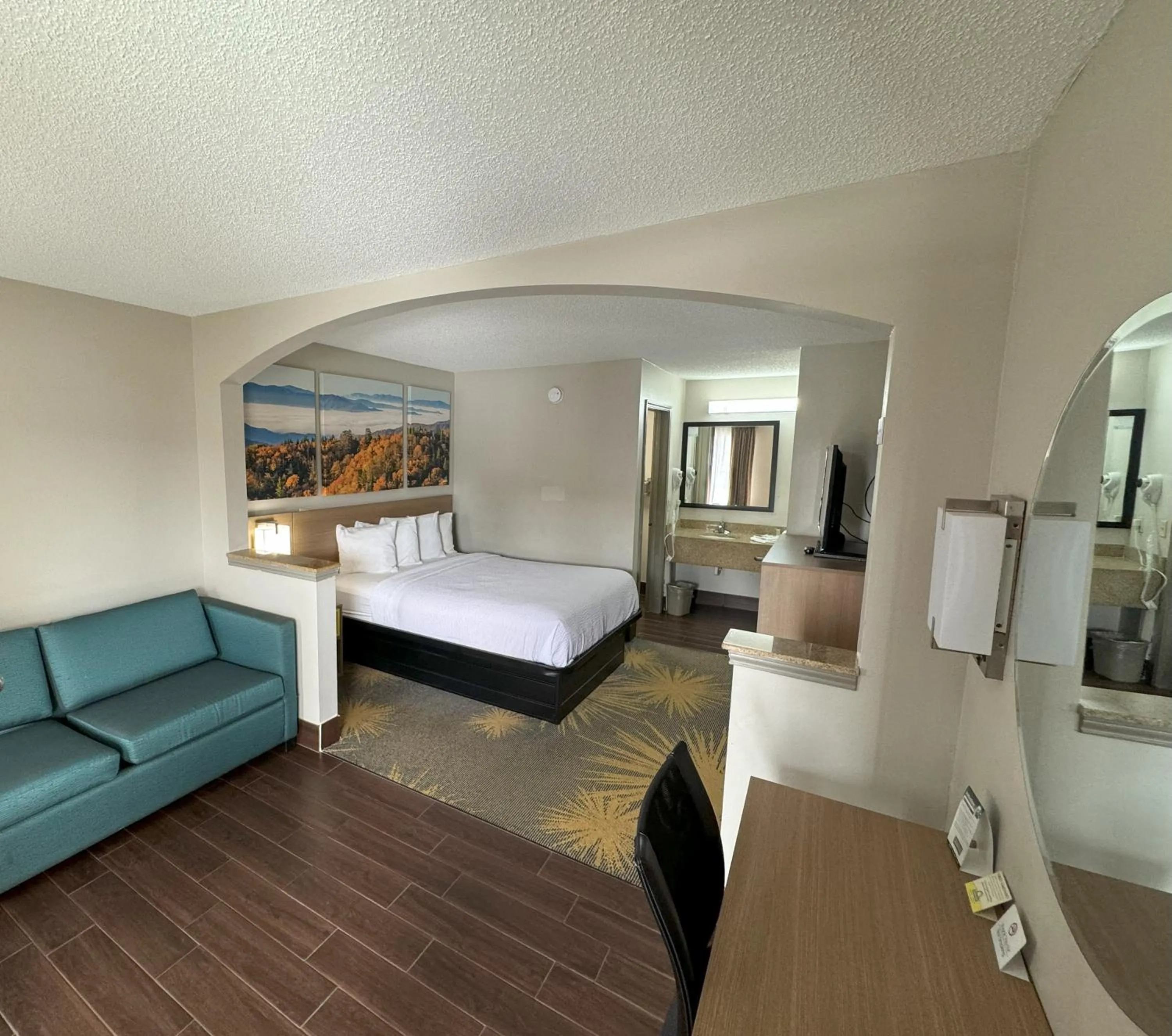 Bed in Days Inn & Suites by Wyndham Tuscaloosa - Univ. of Alabama