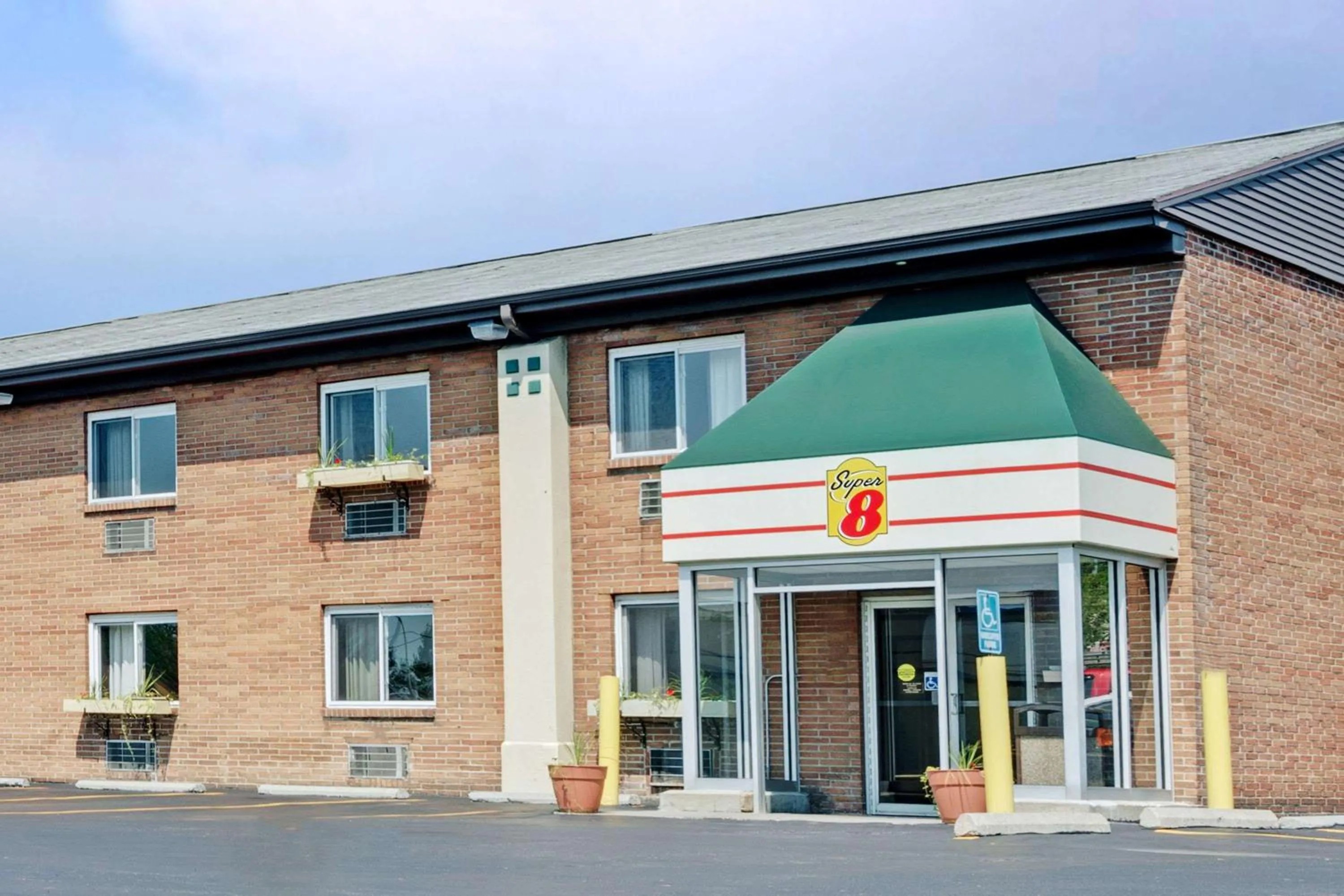 Property Building in Super 8 by Wyndham Kenmore/Buffalo/Niagara Falls Area