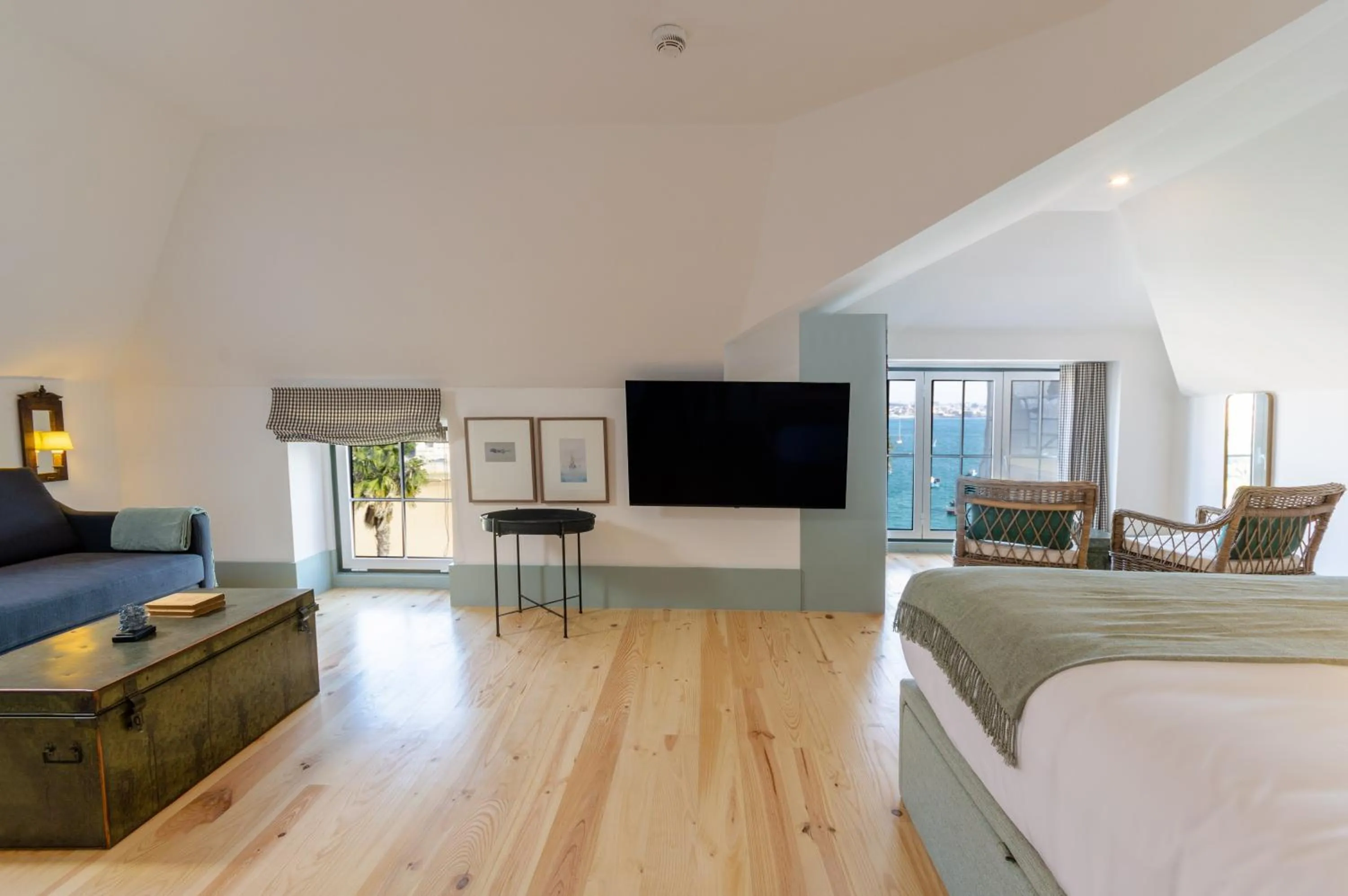 Seating area, Bed in Westlight Cascais Chalet - Adults Only