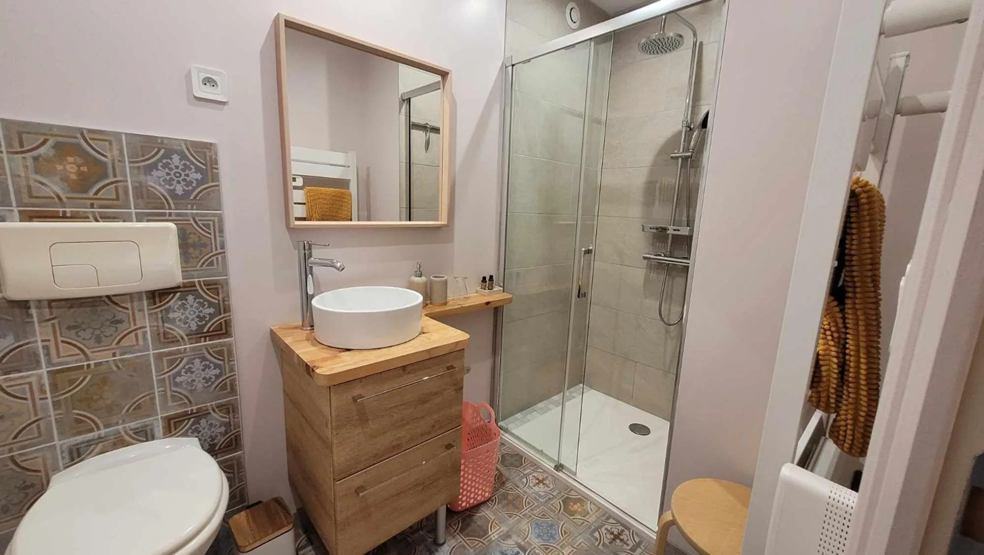 Shower in A L'OMBRE DE LA TREILLE -Proche Saint-Emilion