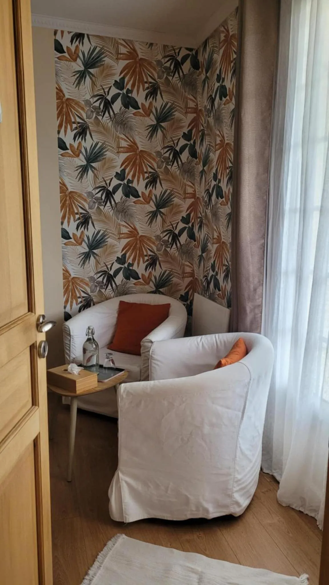 Seating area, Bed in A L'OMBRE DE LA TREILLE -Proche Saint-Emilion