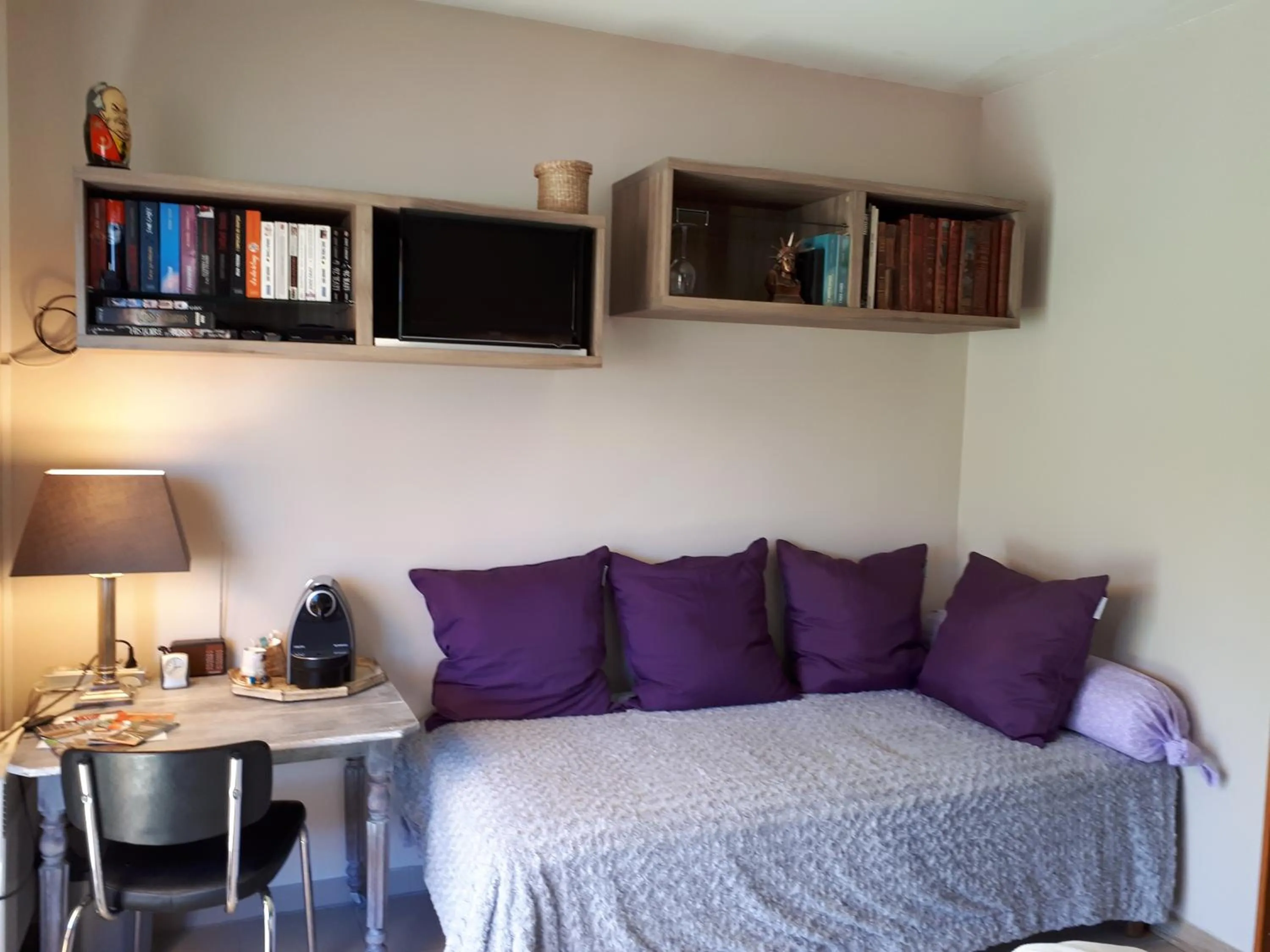 Seating area, Bed in La Chênaie