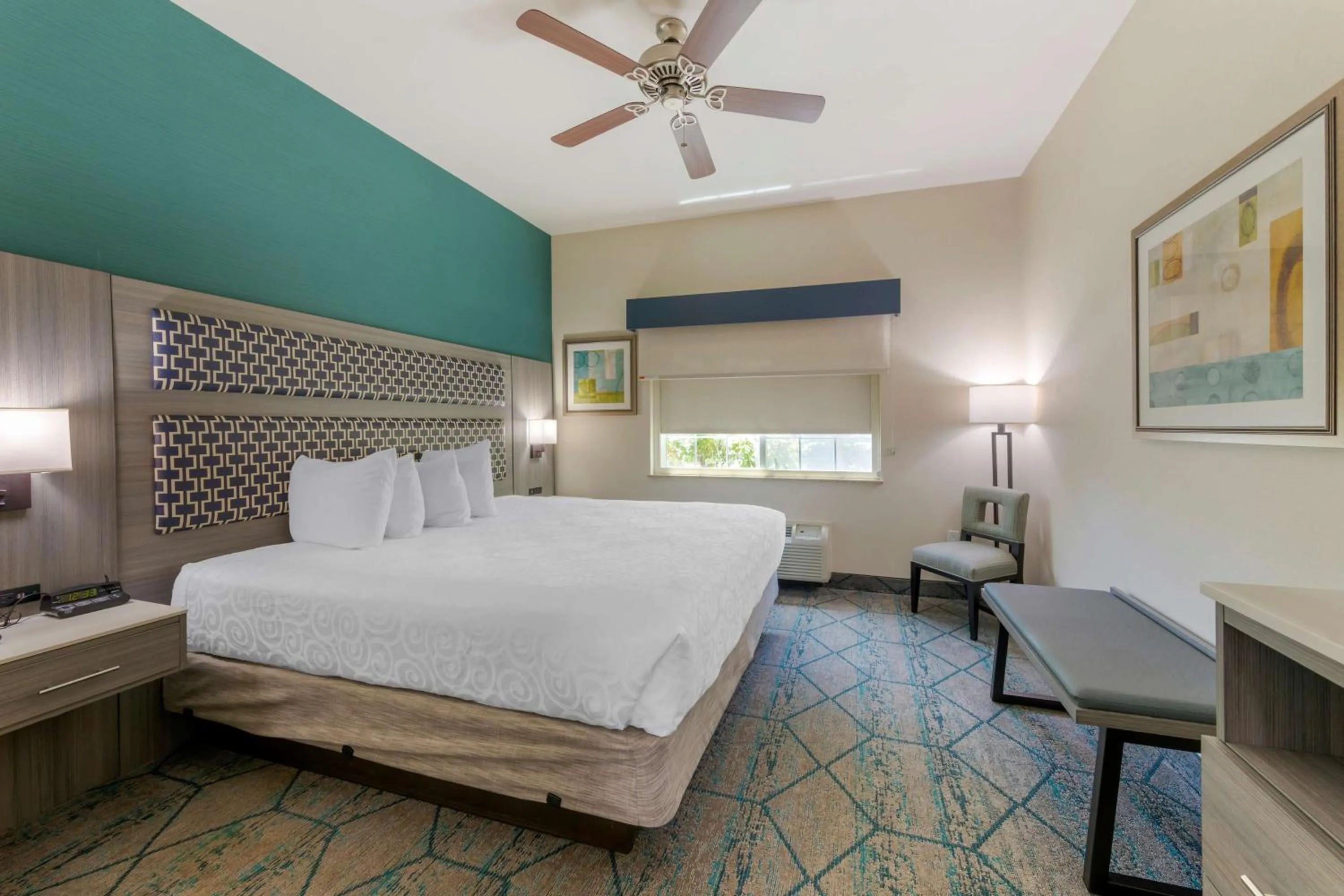 Bedroom, Bed in Best Western Plus Wasco Inn & Suites