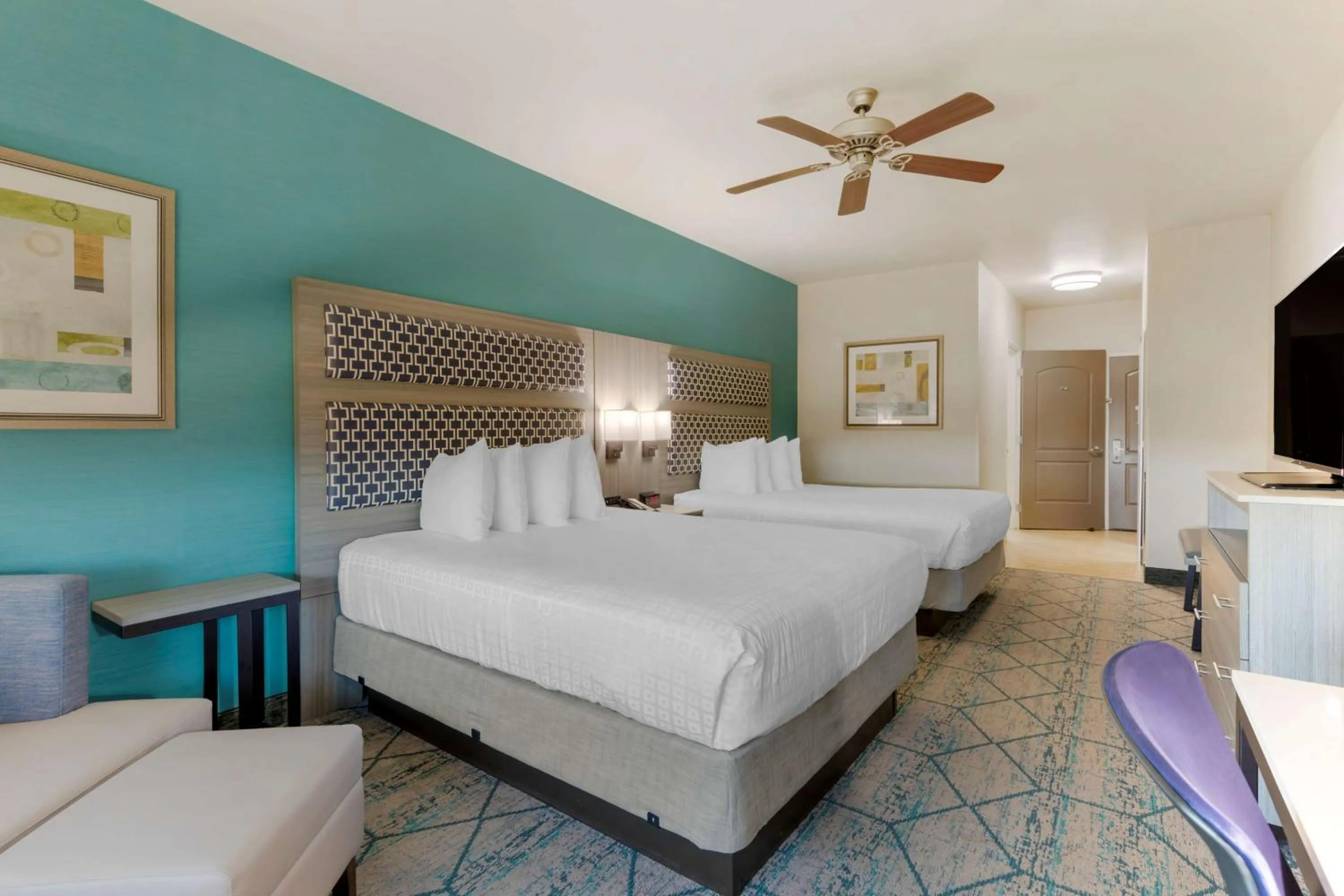 Bedroom, Bed in Best Western Plus Wasco Inn & Suites