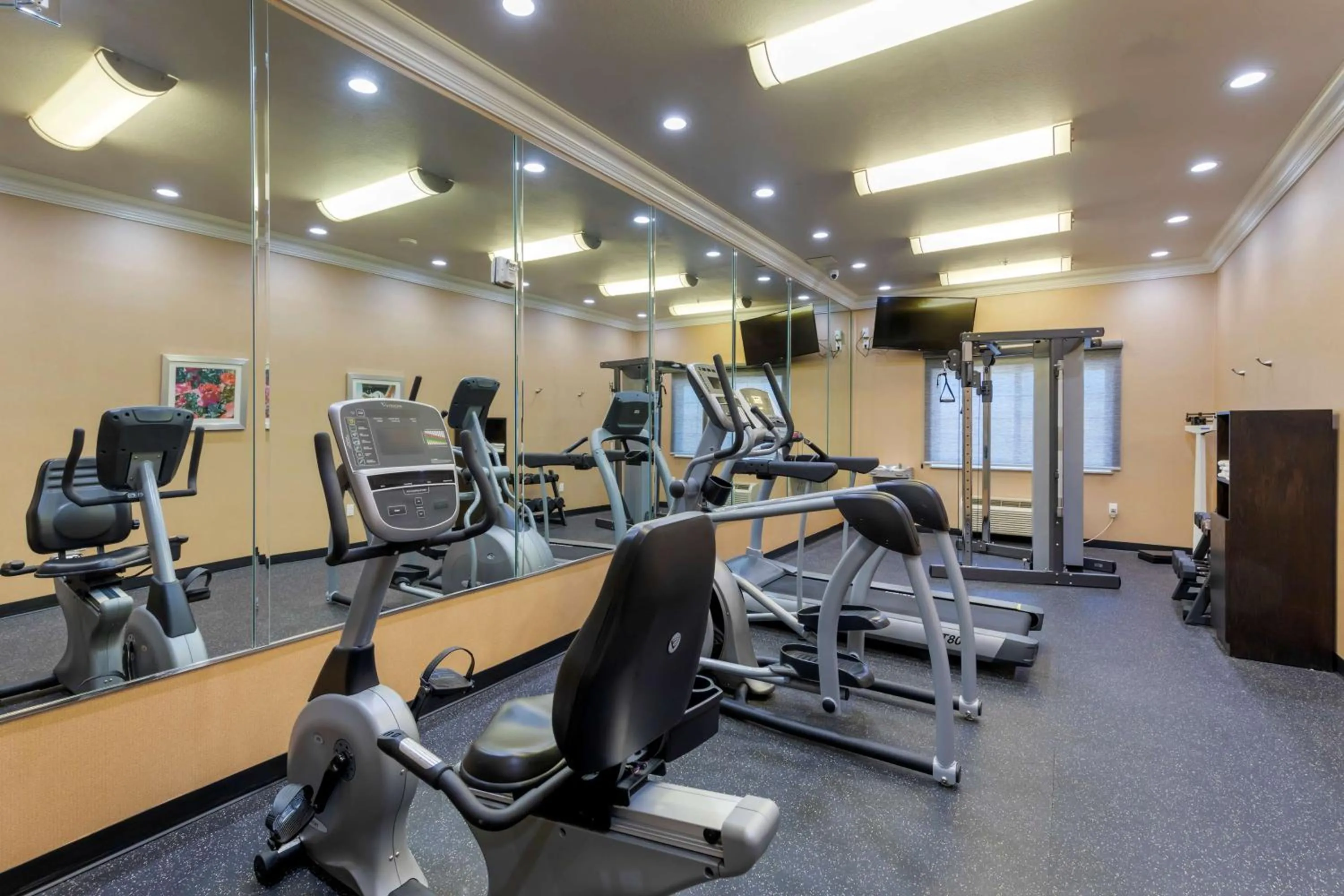Spa and wellness centre/facilities in Best Western Plus Wasco Inn & Suites