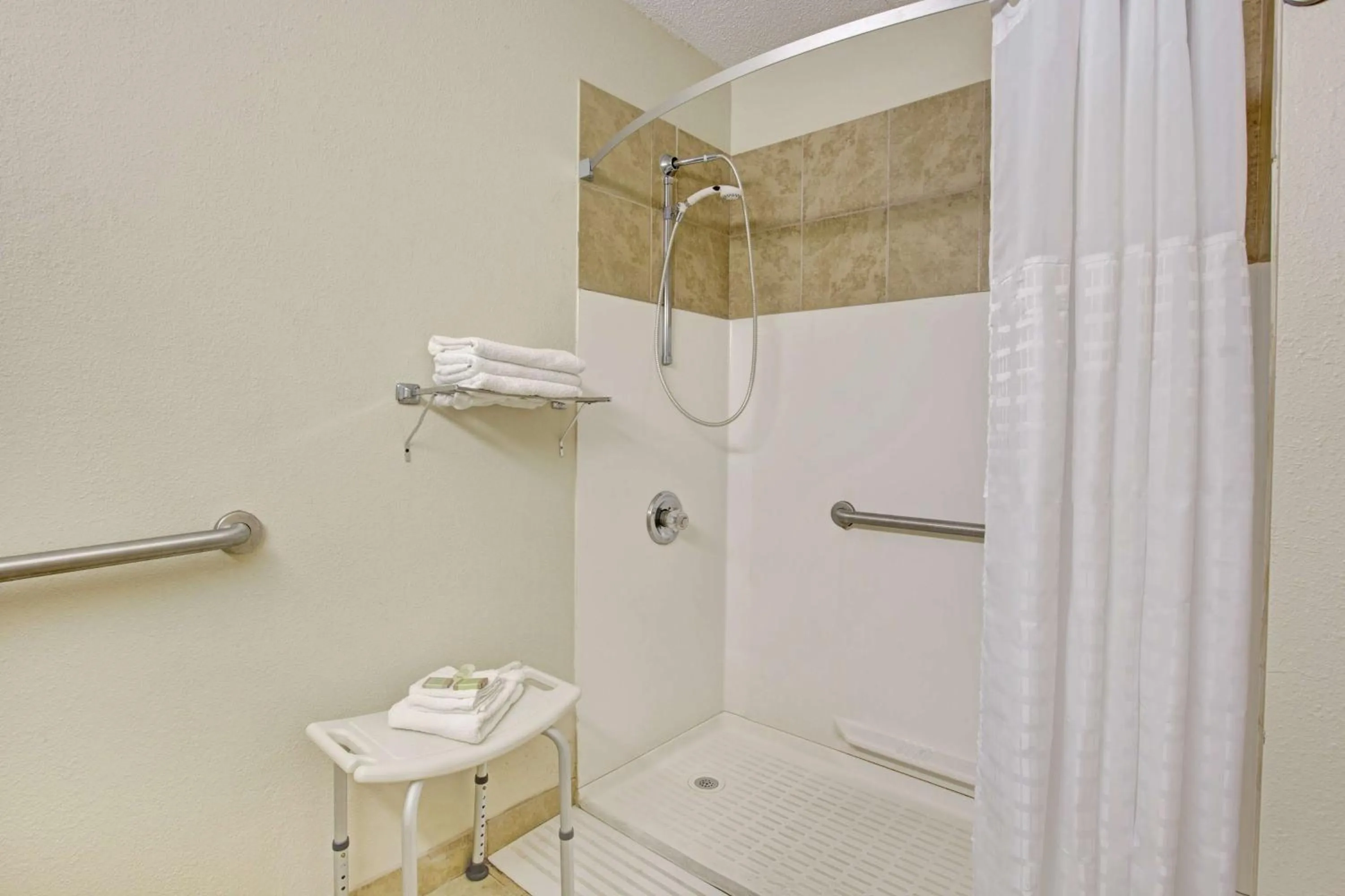 Photo of the whole room in Super 8 by Wyndham Shelby