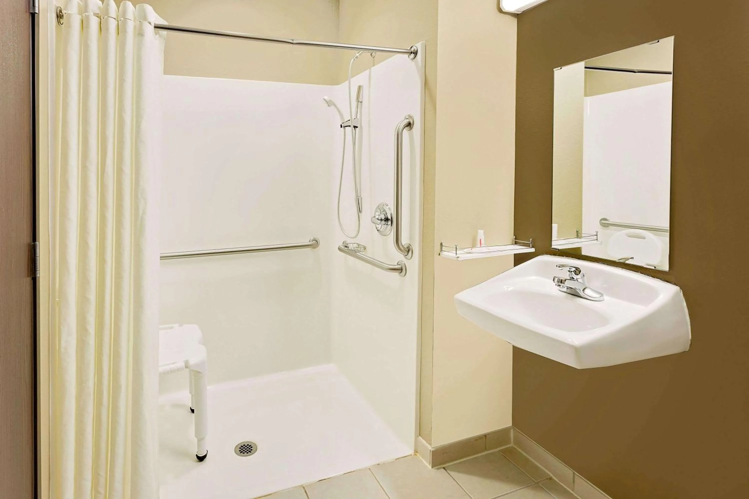 Shower in Microtel Inn & Suites by Wyndham Prairie du Chien