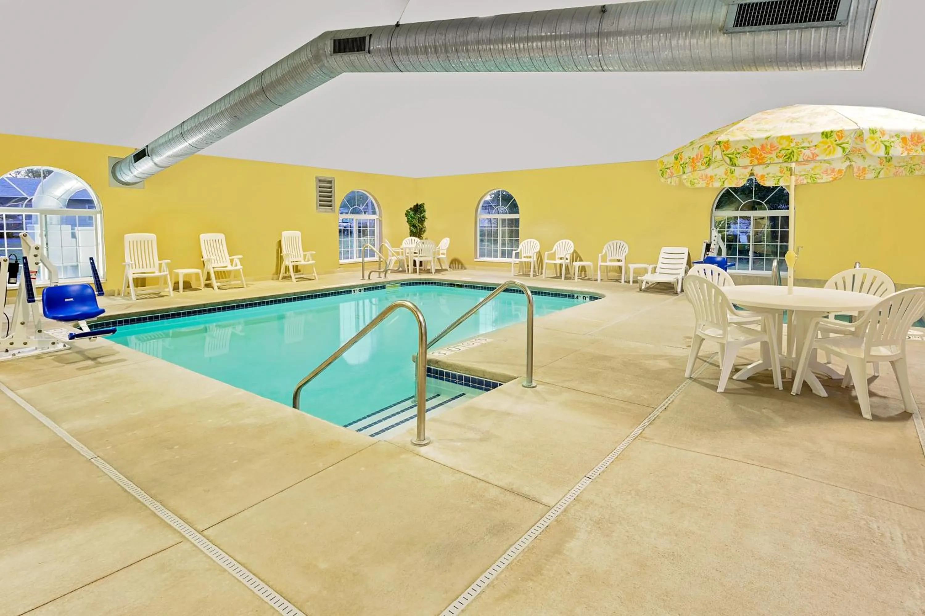 Swimming pool in Microtel Inn & Suites by Wyndham Prairie du Chien