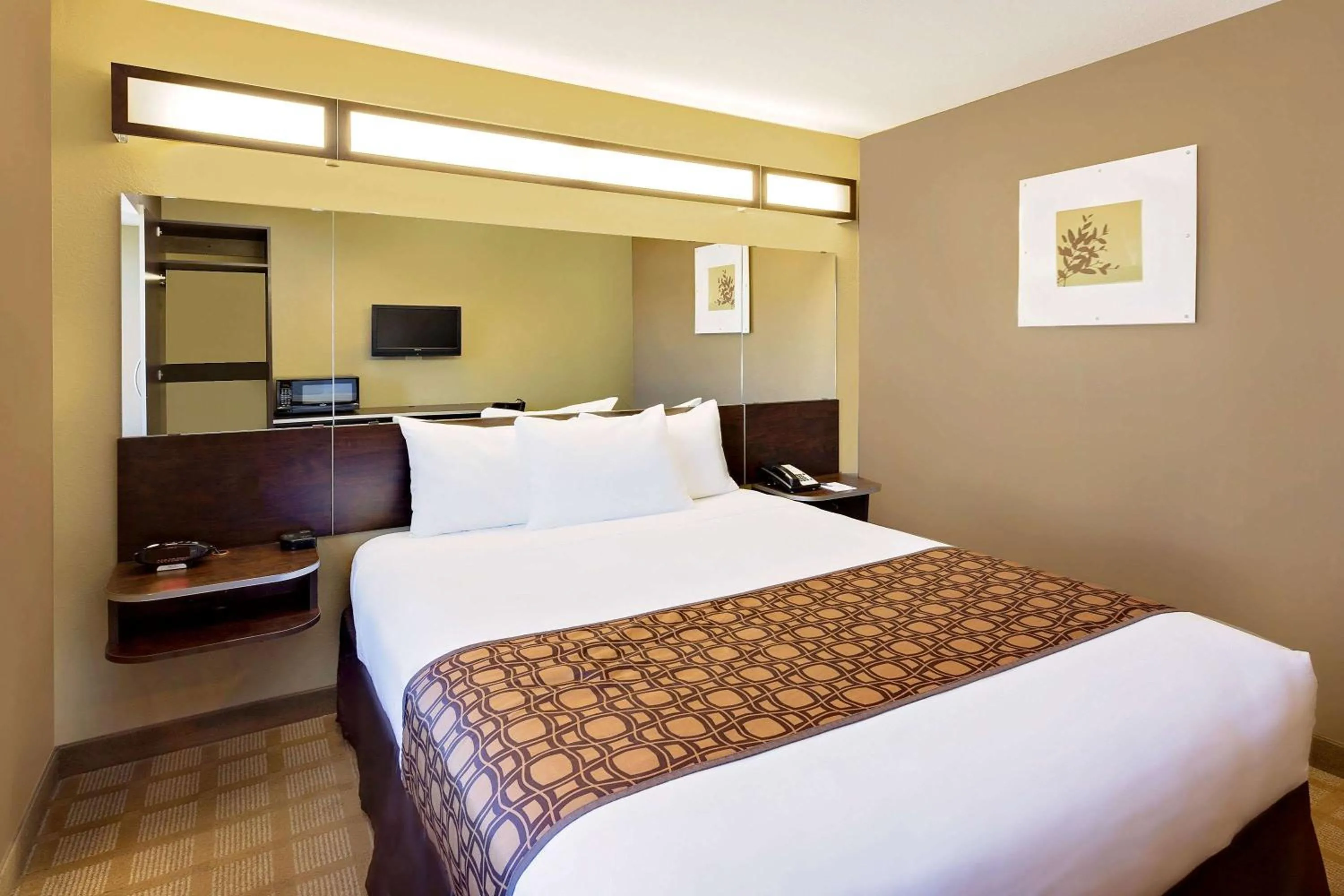 Photo of the whole room, Bed in Microtel Inn & Suites by Wyndham Prairie du Chien