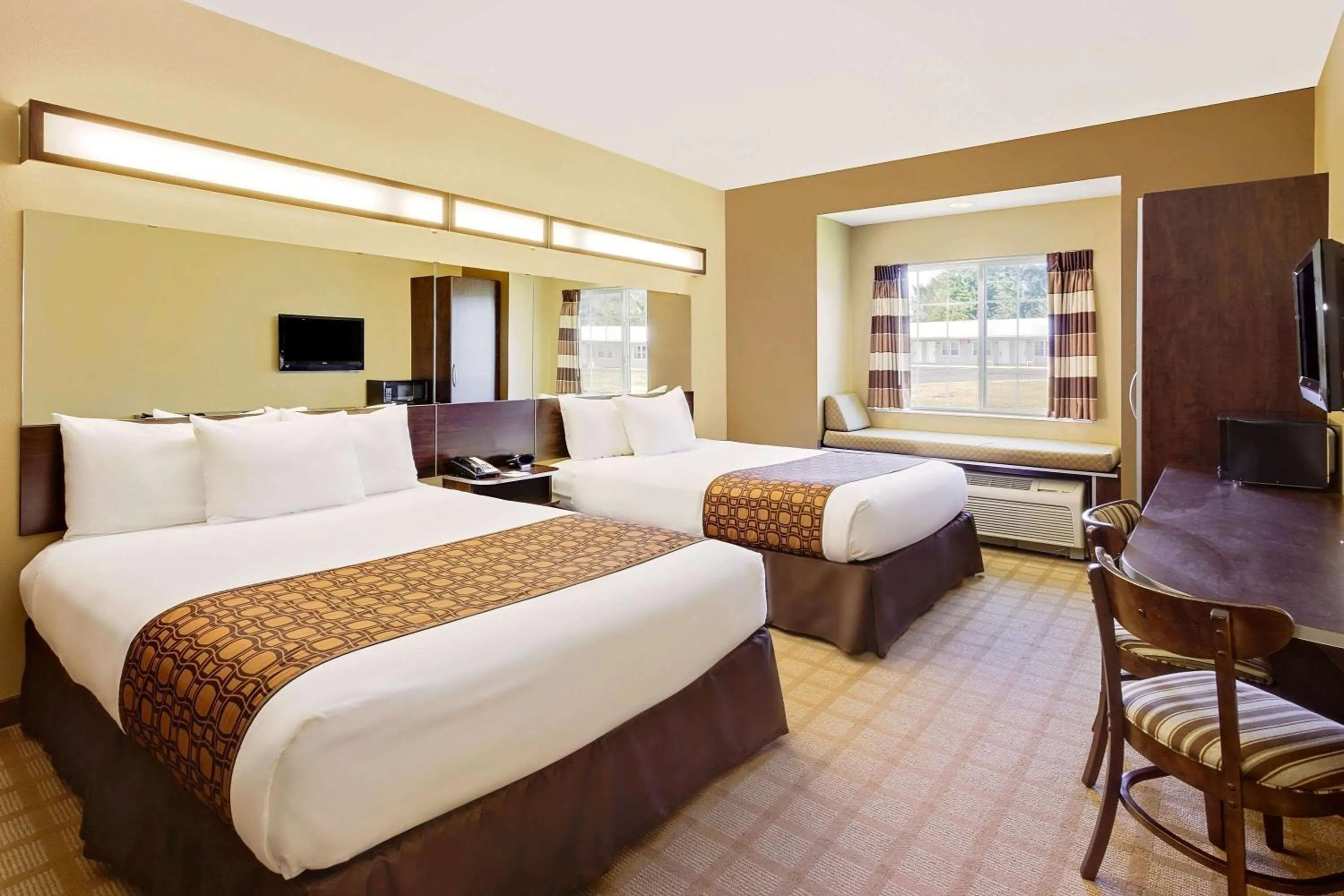 Photo of the whole room, Bed in Microtel Inn & Suites by Wyndham Prairie du Chien