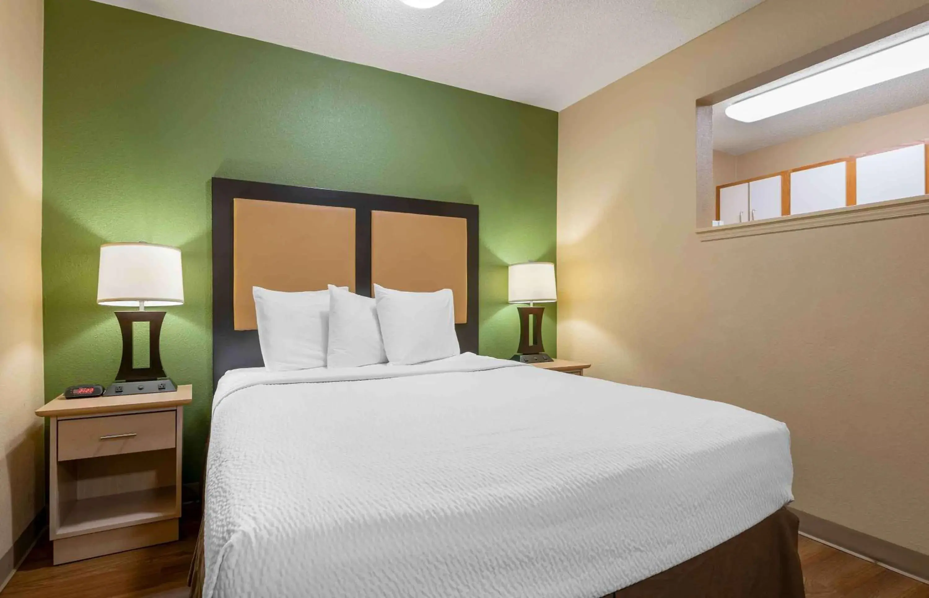 Deluxe Studio with 1 Queen Bed - Non-Smoking in Extended Stay America Suites - Tallahassee - Killearn Deluxe Studio with 1 Queen Bed - Non-Smoking in Extended Stay America Suites - Tallahassee - Killearn