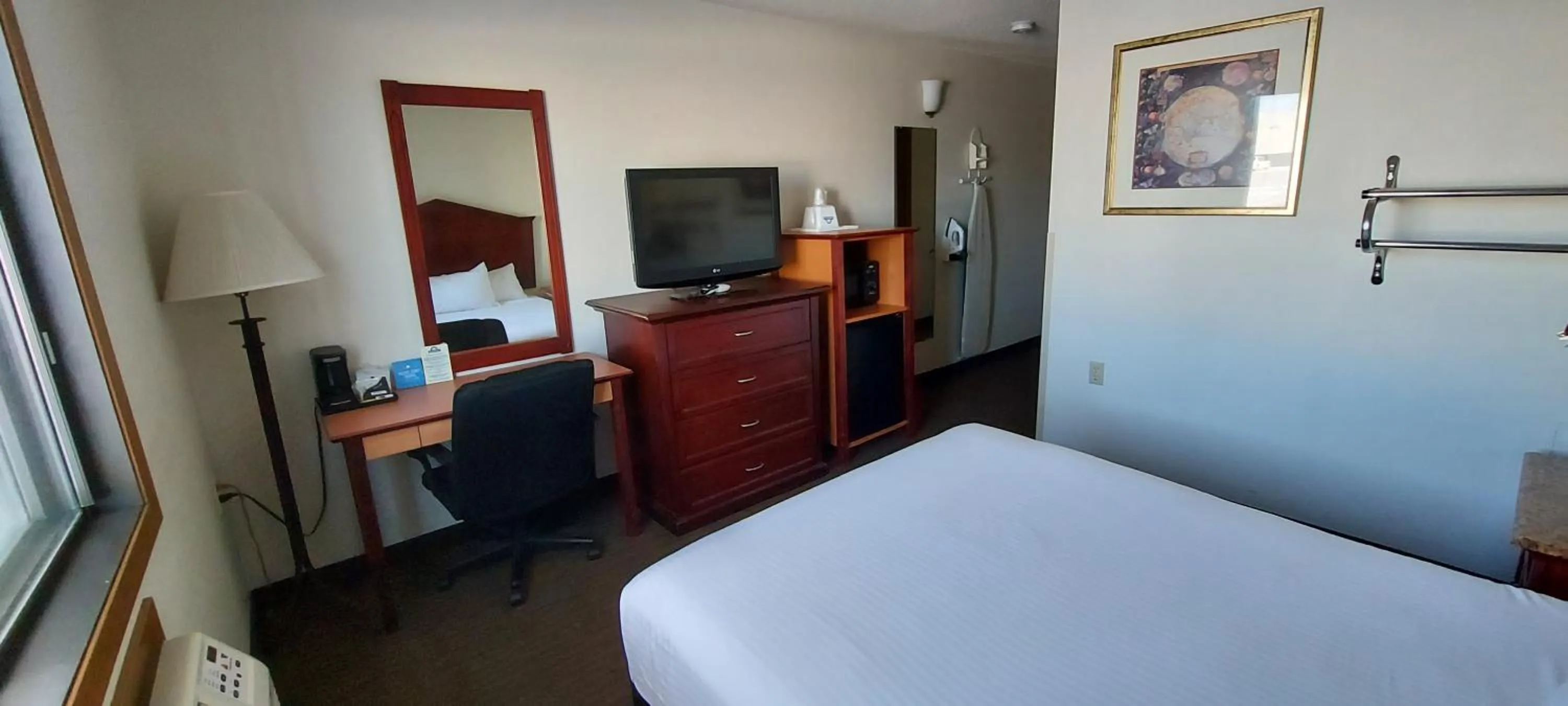 Bed in Days Inn by Wyndham Willmar