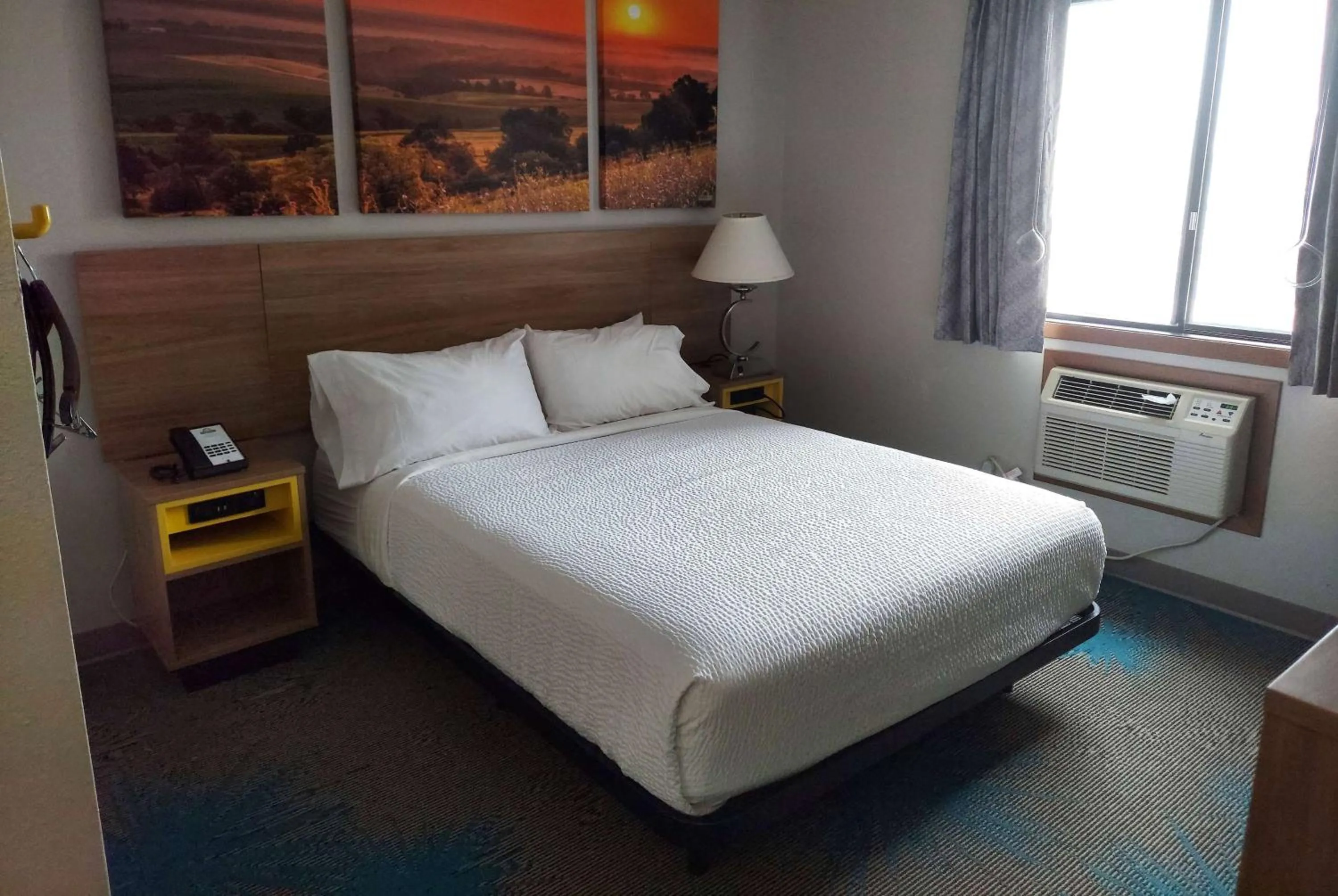 Photo of the whole room, Bed in Days Inn by Wyndham Willmar