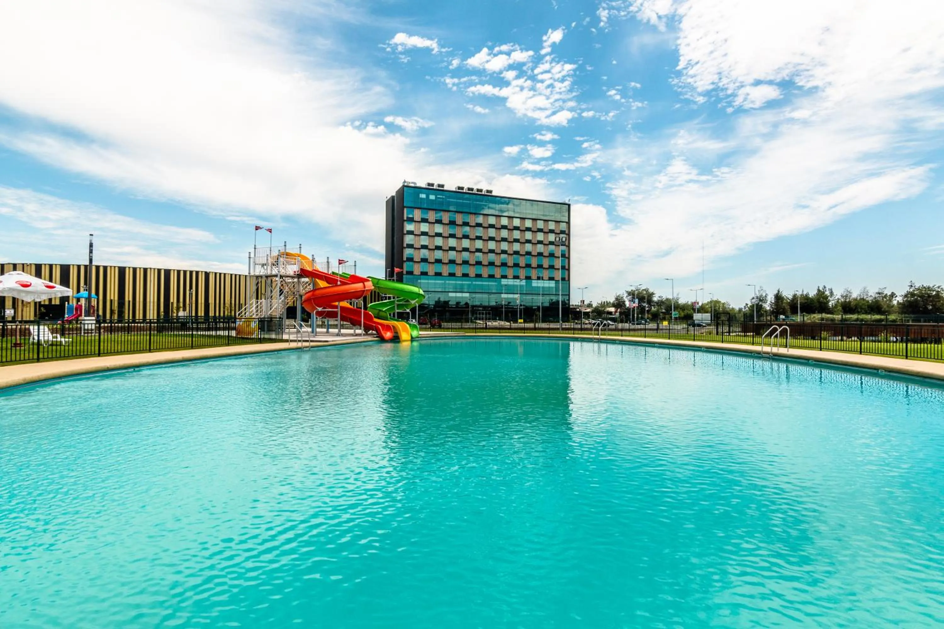 Swimming pool in MDS Hotel Chillan