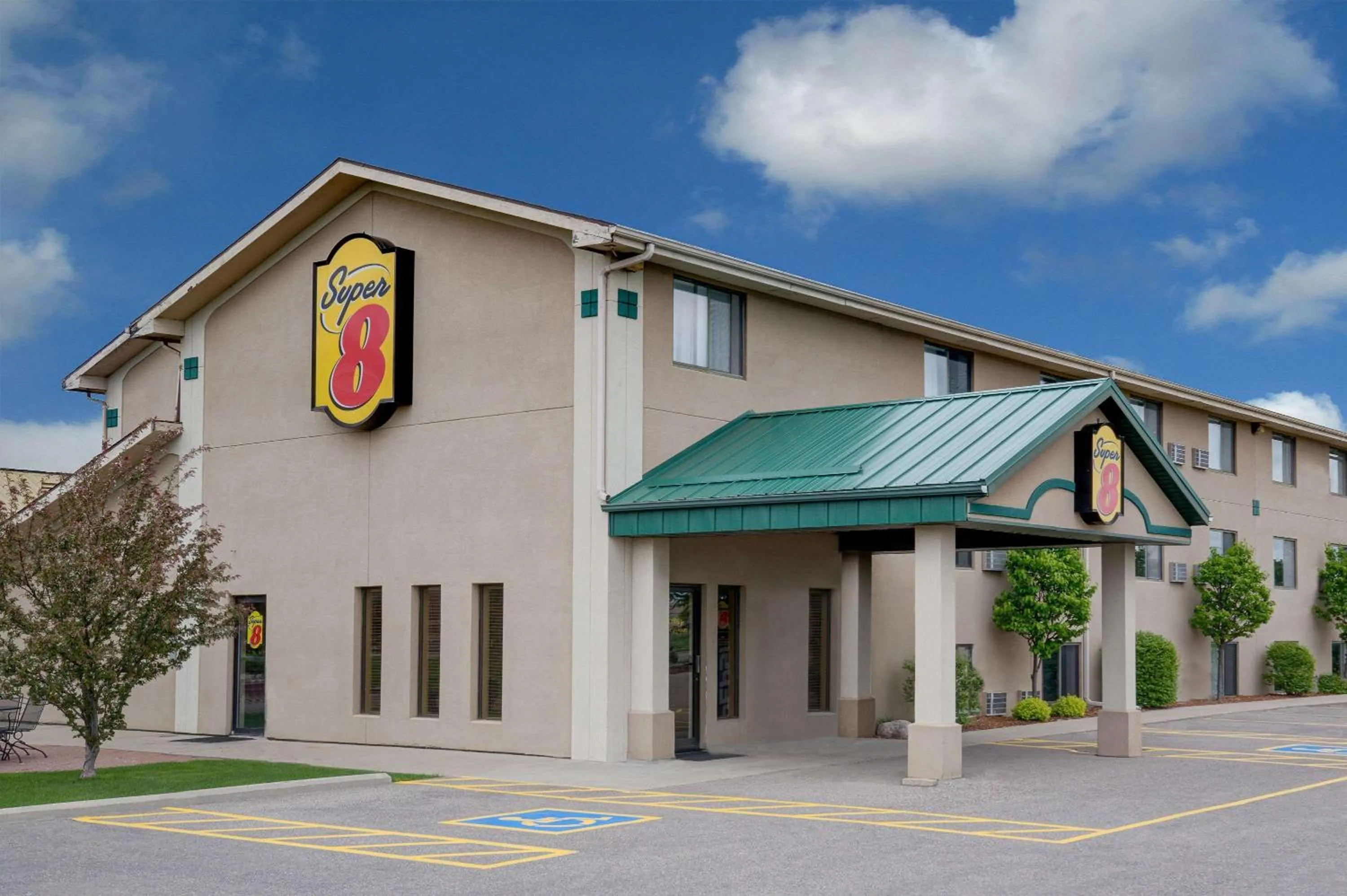 Property building in Super 8 by Wyndham Willmar