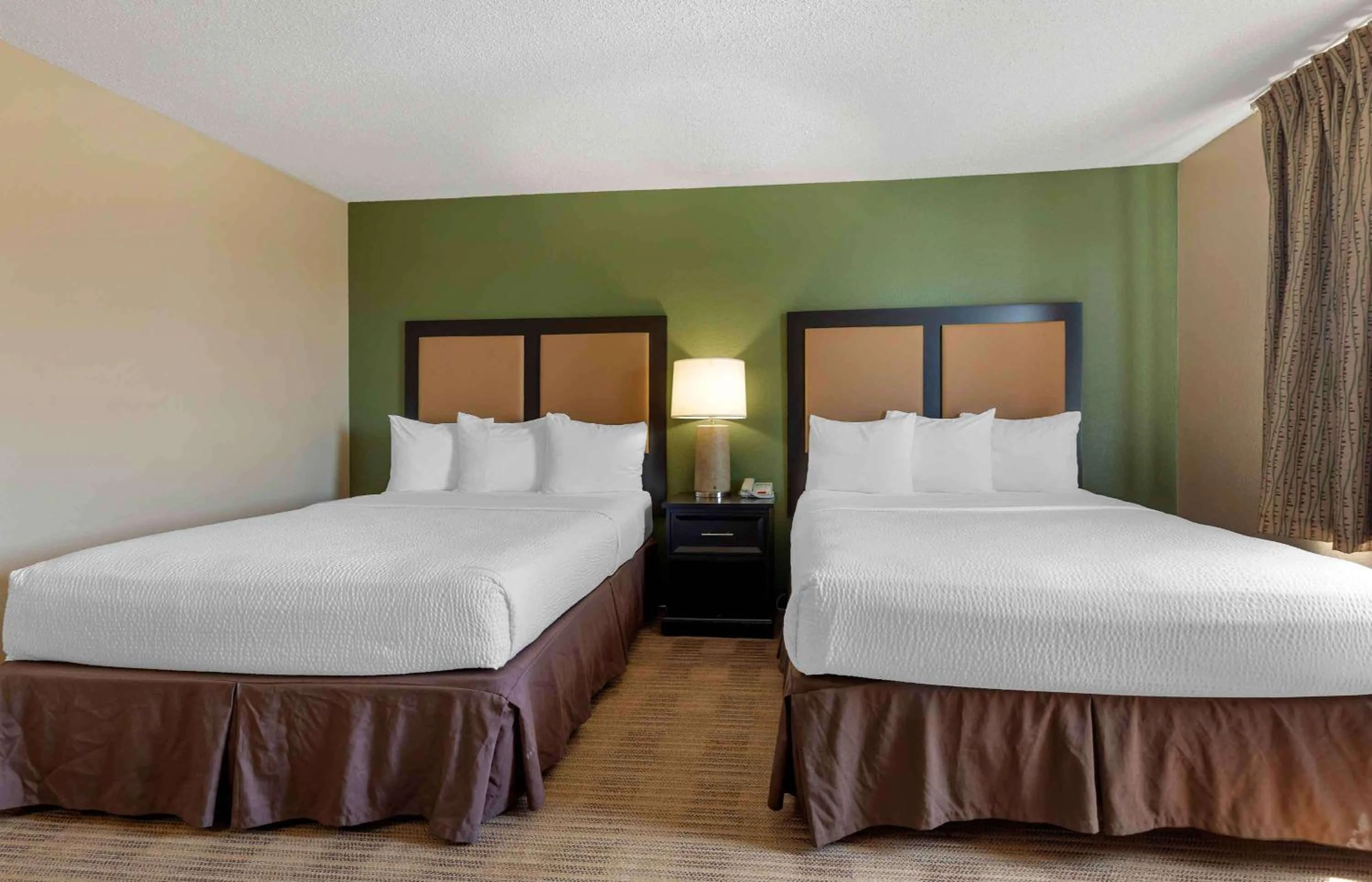 Bedroom, Bed in Extended Stay America Select Suites - Detroit - Warren
