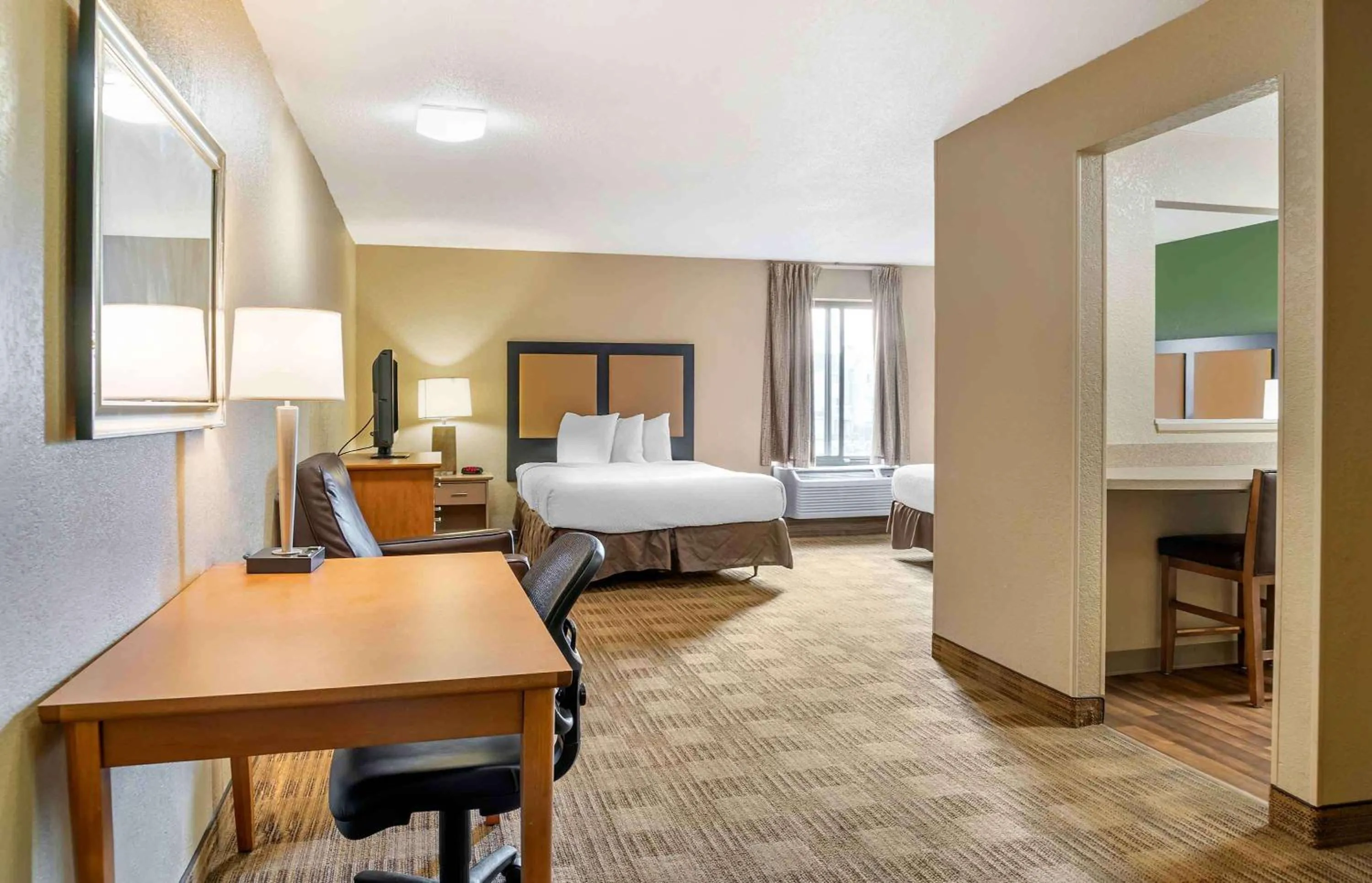 Bedroom, Bed in Extended Stay America Select Suites - Detroit - Warren