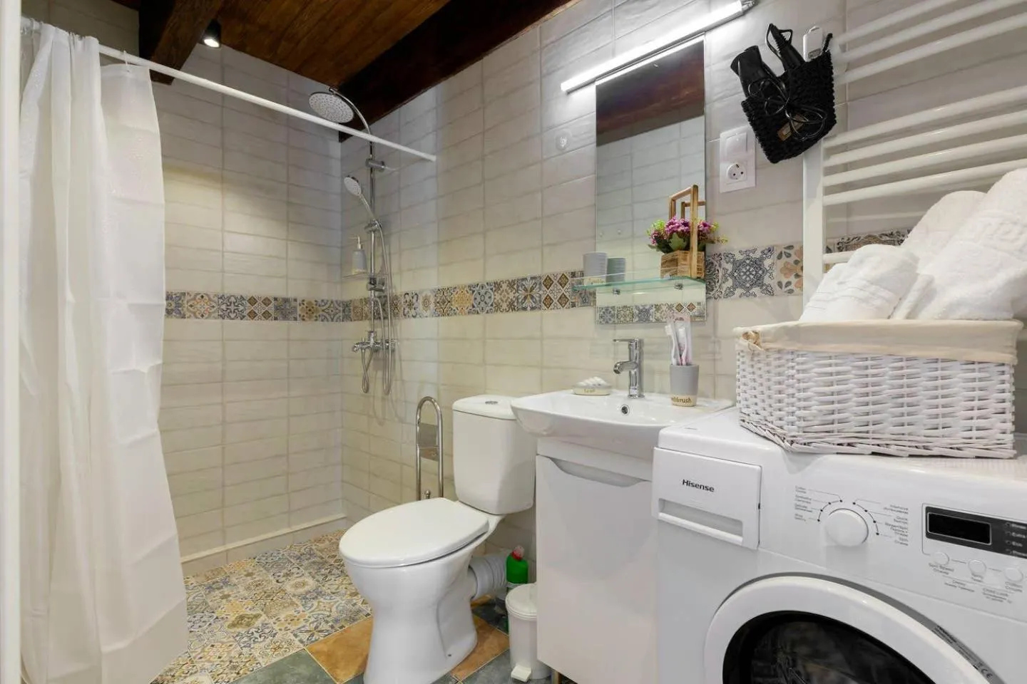 Shower in Cozy Studios on Freedom Square