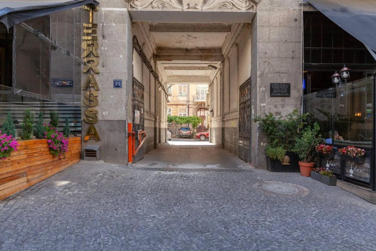 Facade/entrance in Cozy Studios on Freedom Square