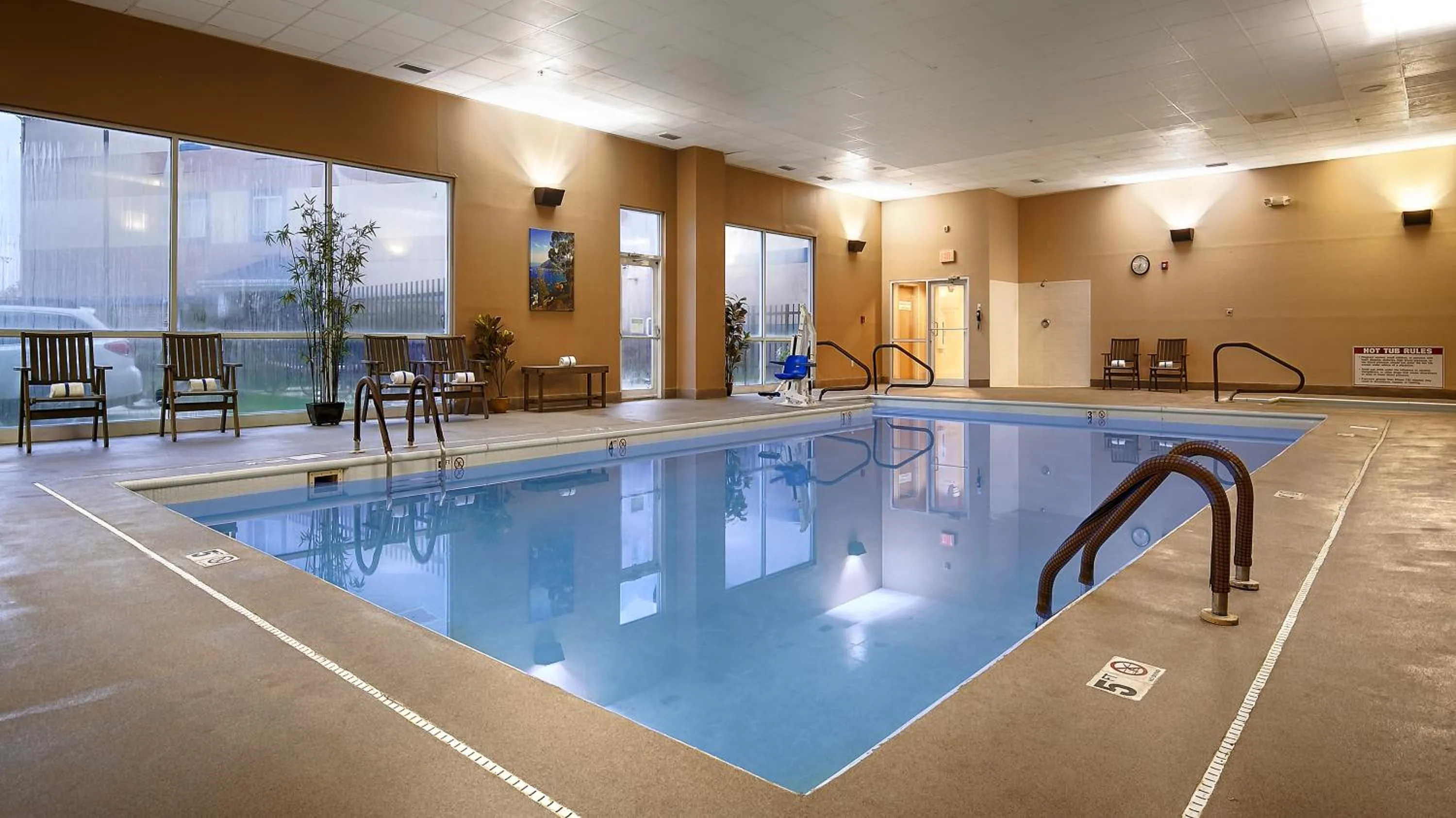 Swimming pool in Best Western Plus Brandywine Inn & Suites