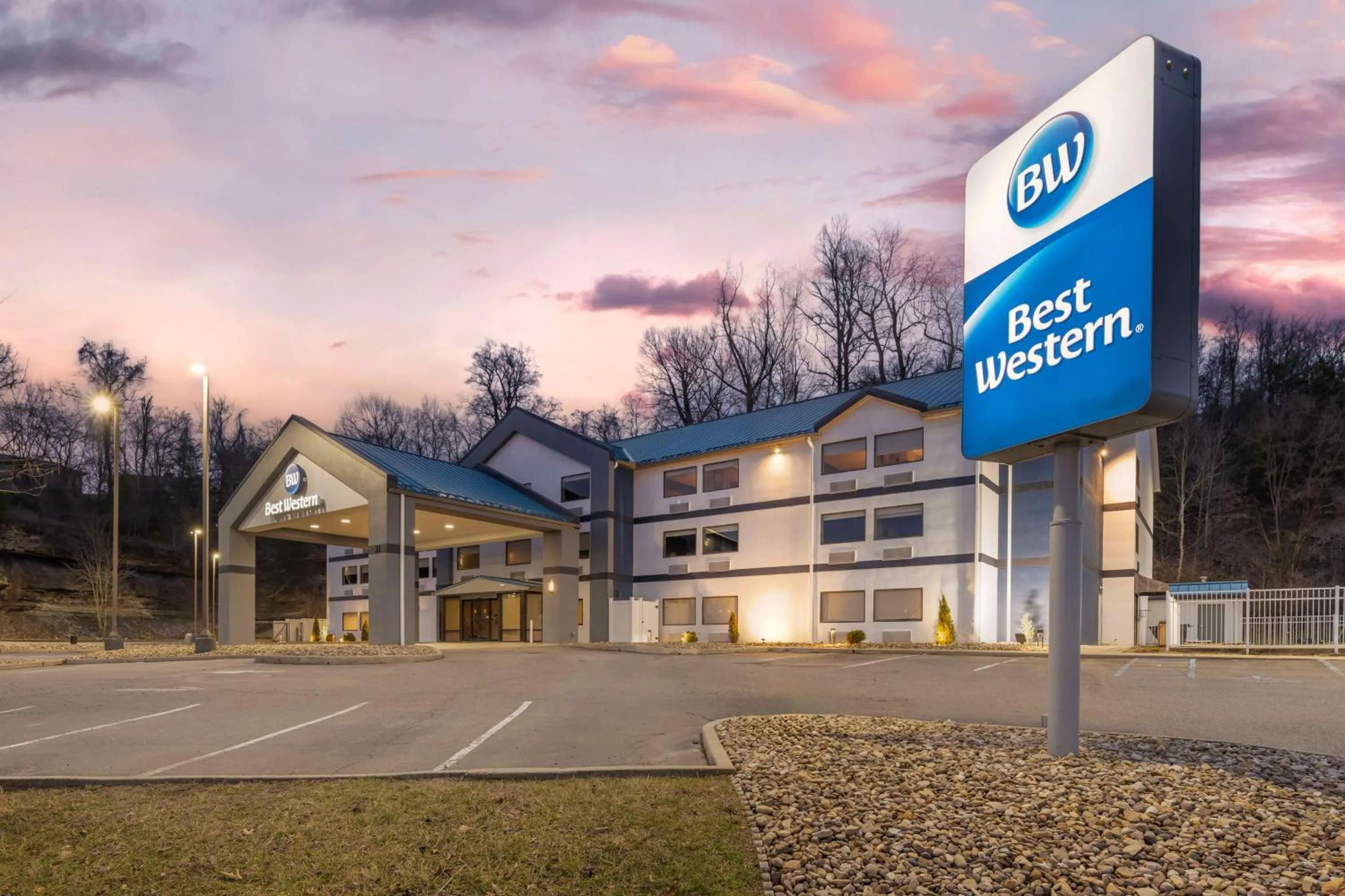 Property building in Best Western River Cities