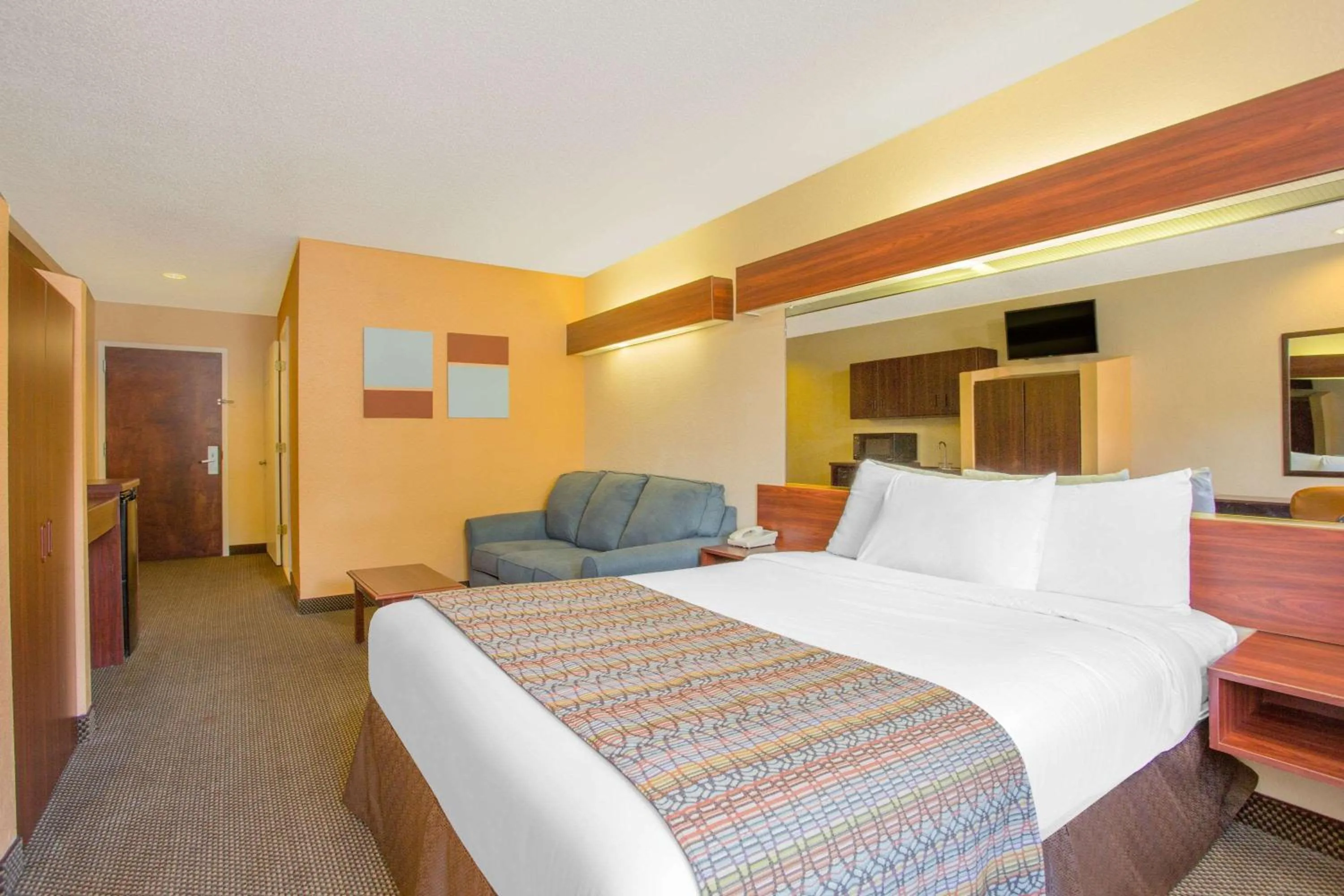 Photo of the whole room, Bed in Microtel Inn & Suites by Wyndham Kannapolis/Concord