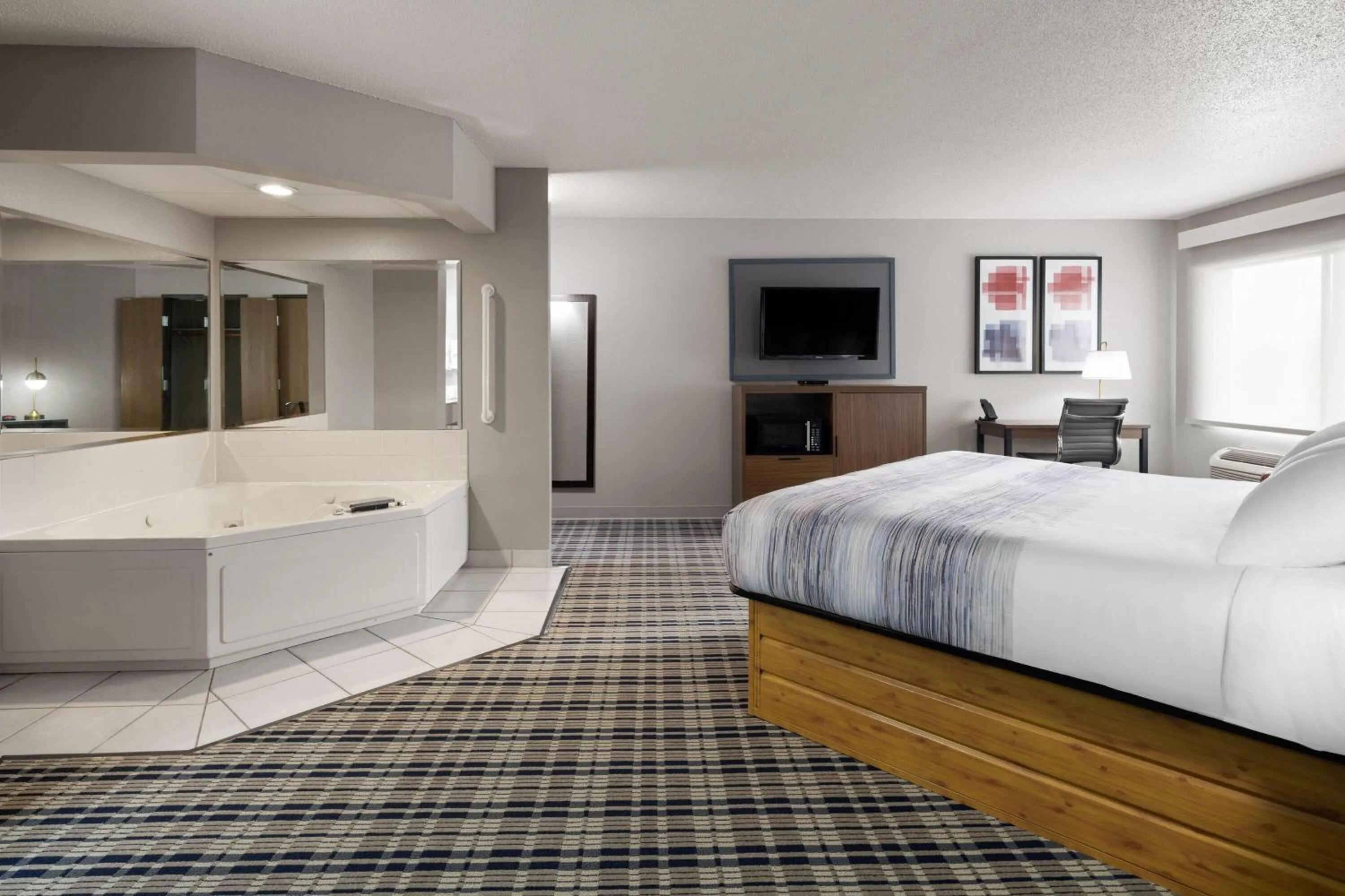 Bath, Bed in AmericInn by Wyndham Muscatine
