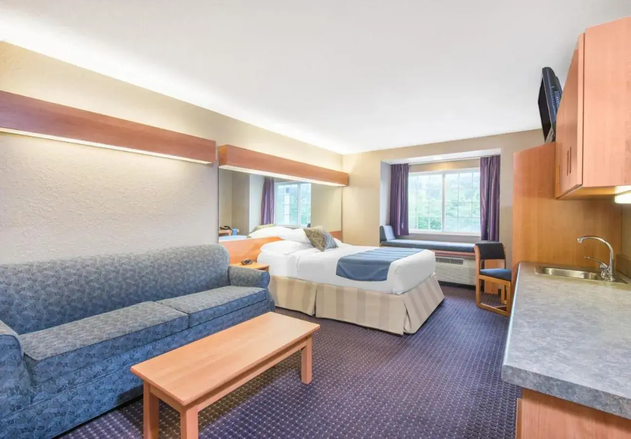 Queen Suite with Bathtub - Mobility/Hearing Accessible - Non-Smoking in Microtel Inn & Suites by Wyndham Hazelton/Bruceton Mills Queen Suite with Bathtub - Mobility/Hearing Accessible - Non-Smoking in Microtel Inn & Suites by Wyndham Hazelton/Bruceton Mills