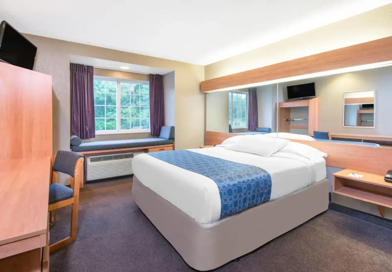 Queen Room with Bathtub - Mobility/Hearing Accessible - Non-Smoking in Microtel Inn & Suites by Wyndham Hazelton/Bruceton Mills Queen Room with Bathtub - Mobility/Hearing Accessible - Non-Smoking in Microtel Inn & Suites by Wyndham Hazelton/Bruceton Mills
