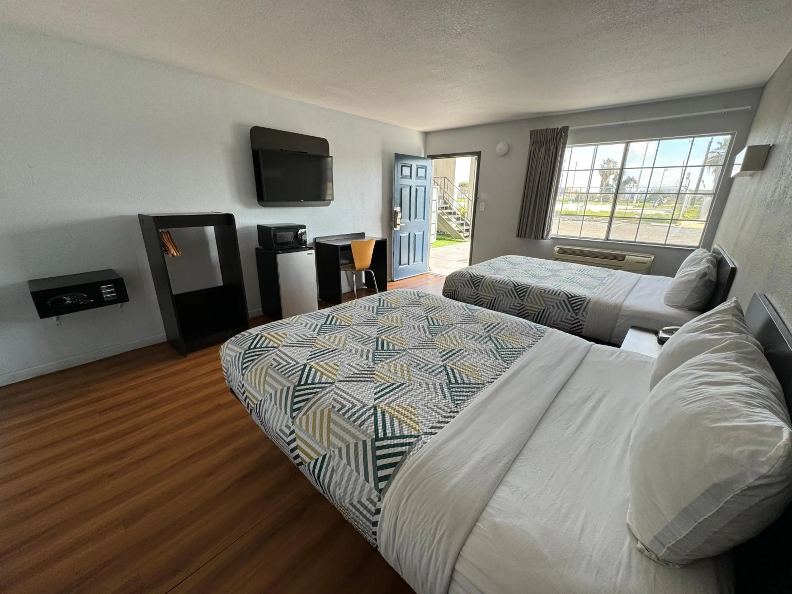 Bedroom, Bed in Motel 6-Delano, CA