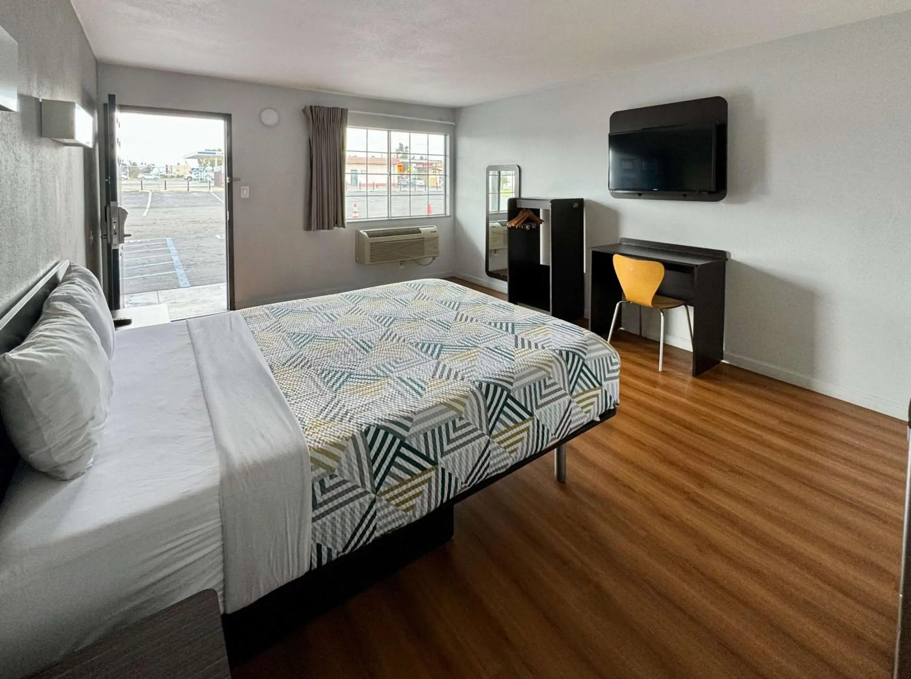 Queen Room - Disability Access - Non-Smoking in Motel 6-Delano, CA Queen Room - Disability Access - Non-Smoking in Motel 6-Delano, CA