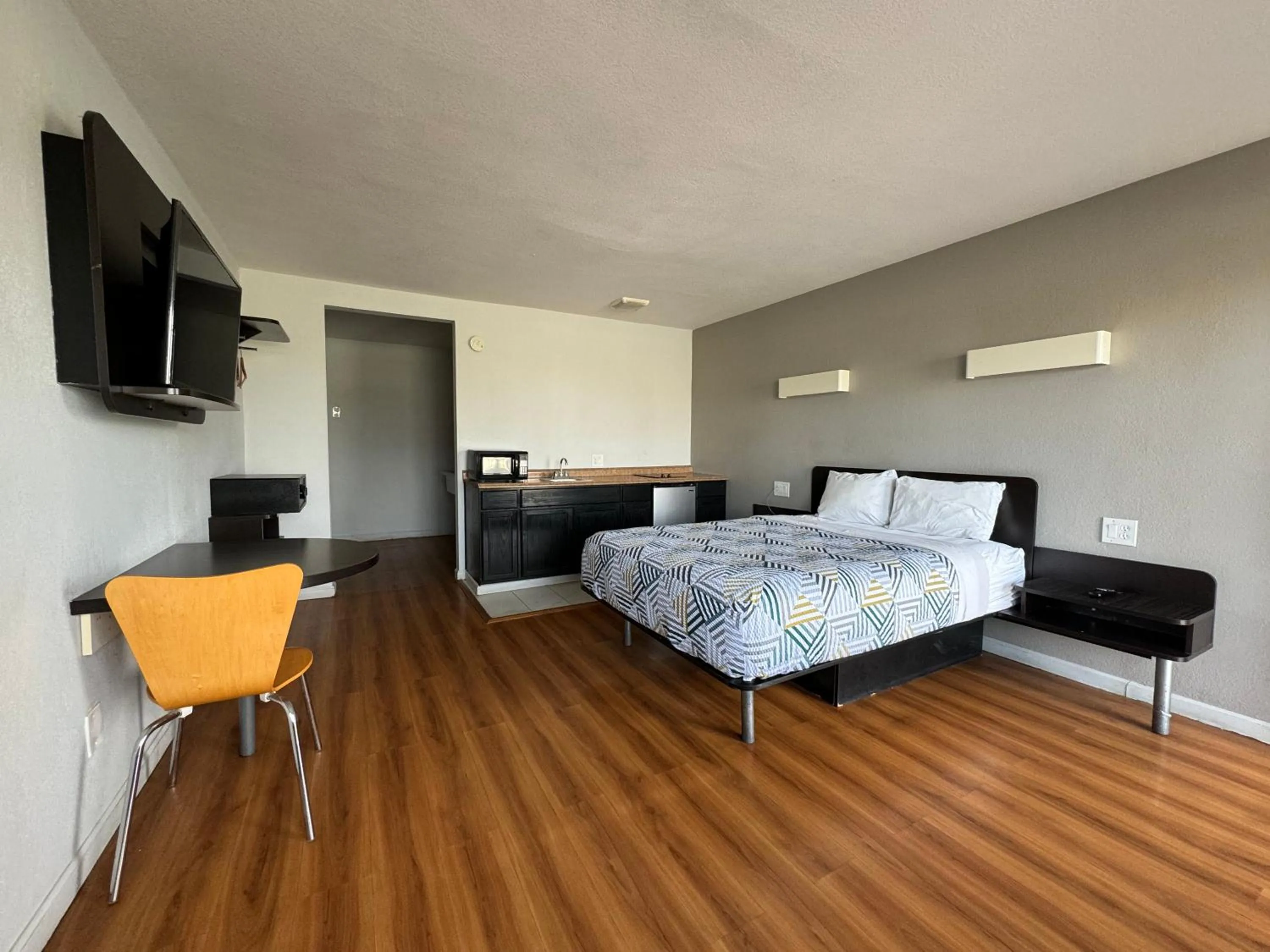 Kitchen or kitchenette, Bed in Motel 6-Delano, CA