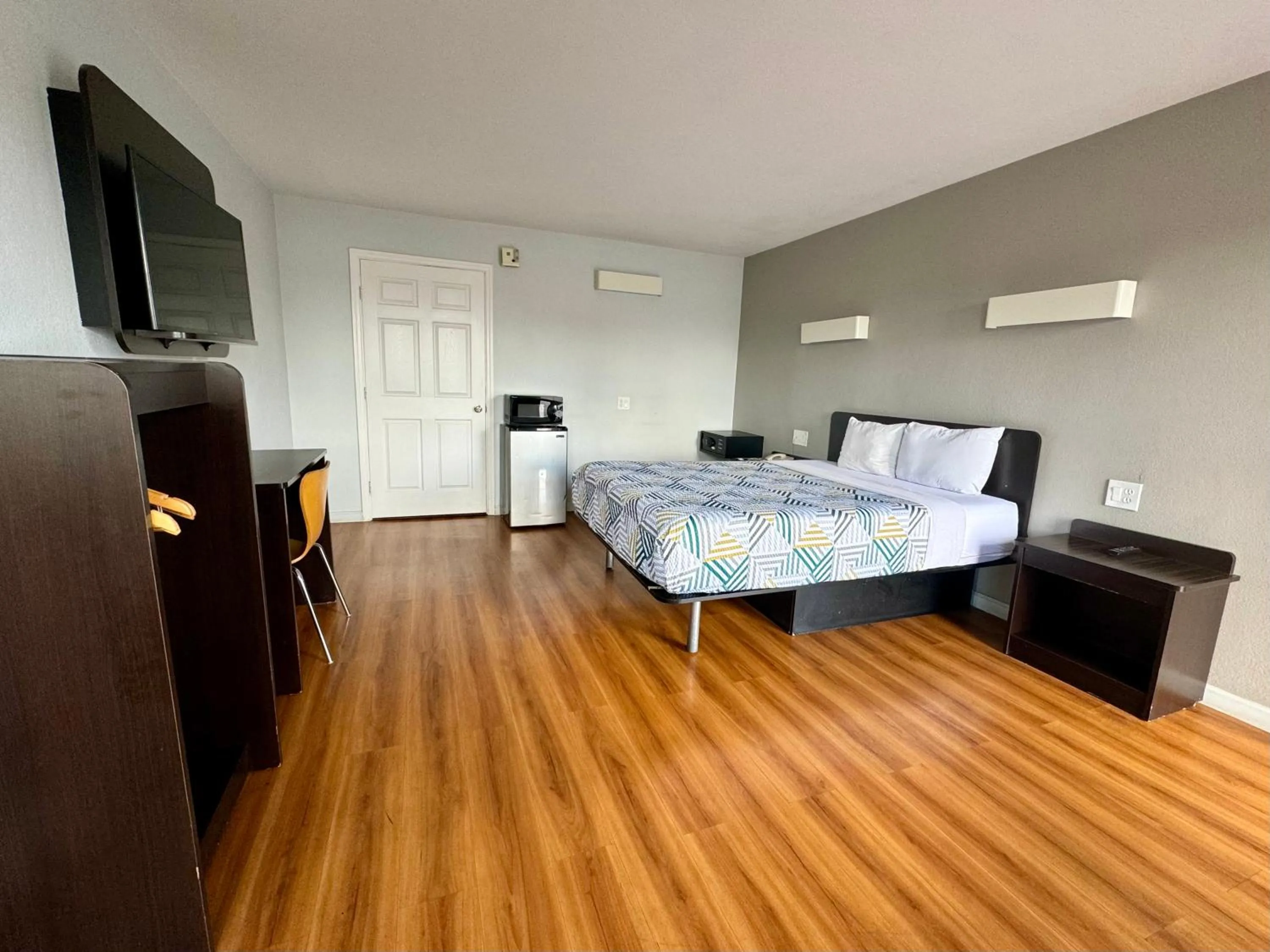 Bedroom, Bed in Motel 6-Delano, CA