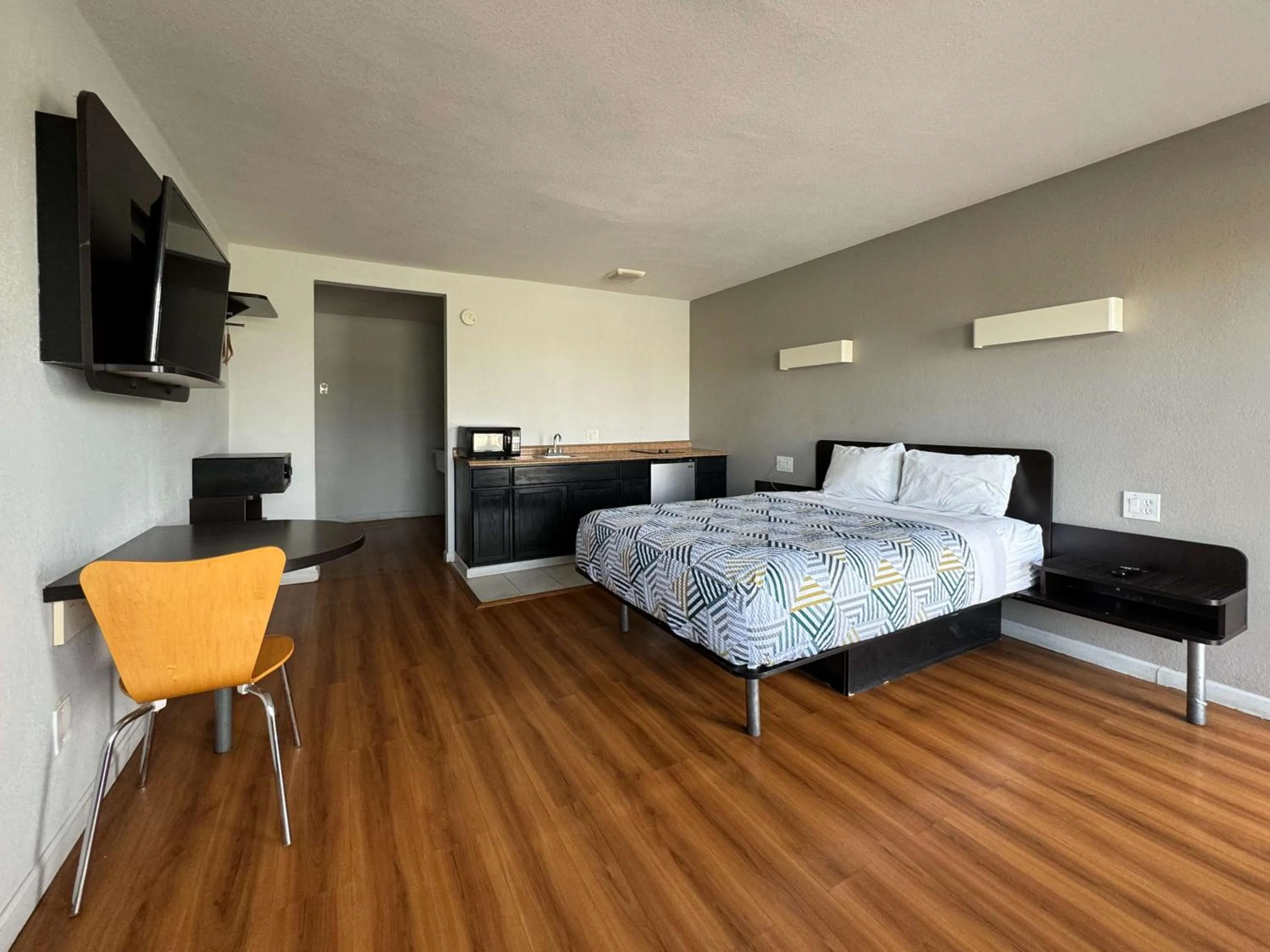 Other, Bed in Motel 6-Delano, CA