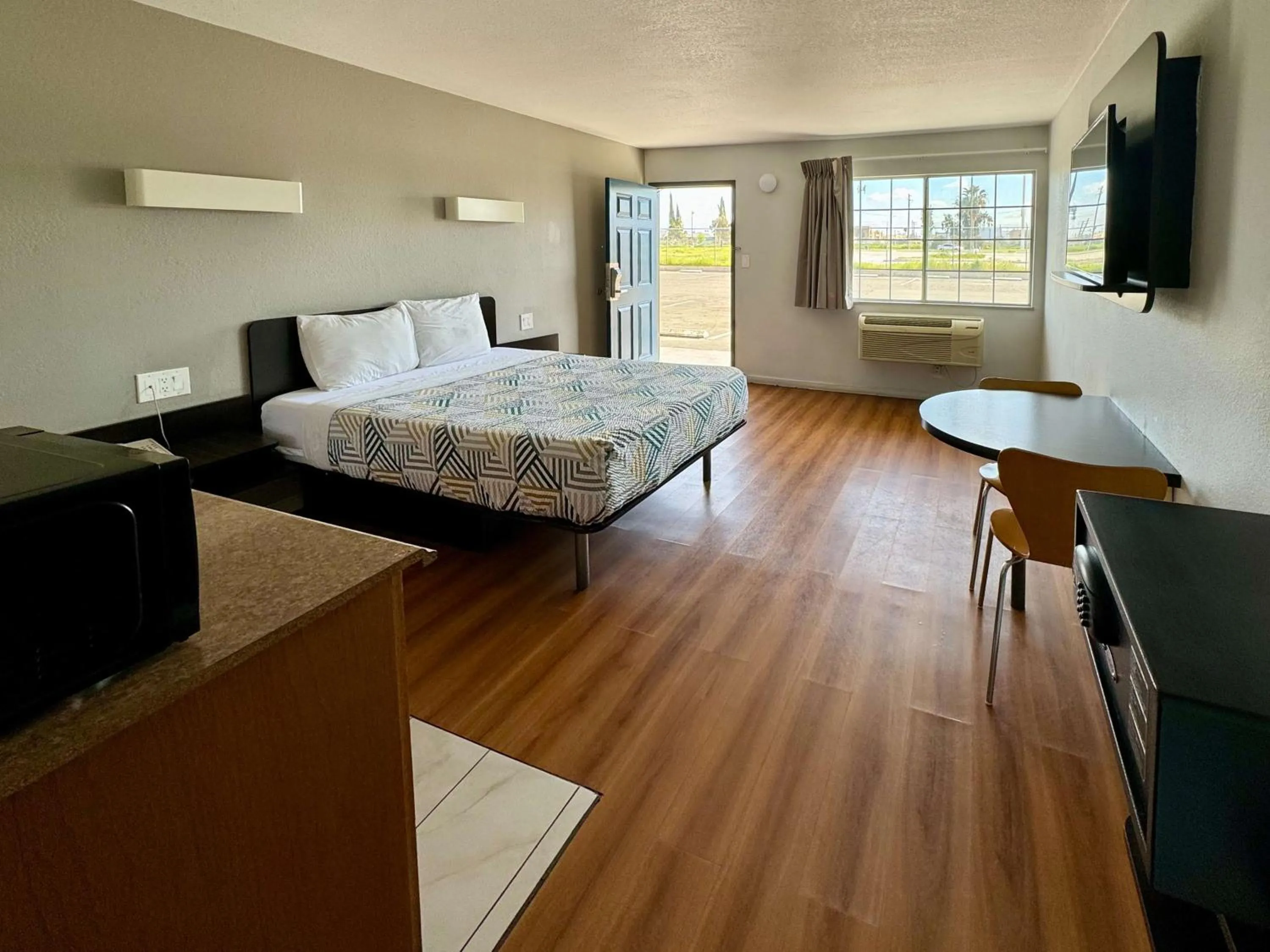 Other, Bed in Motel 6-Delano, CA